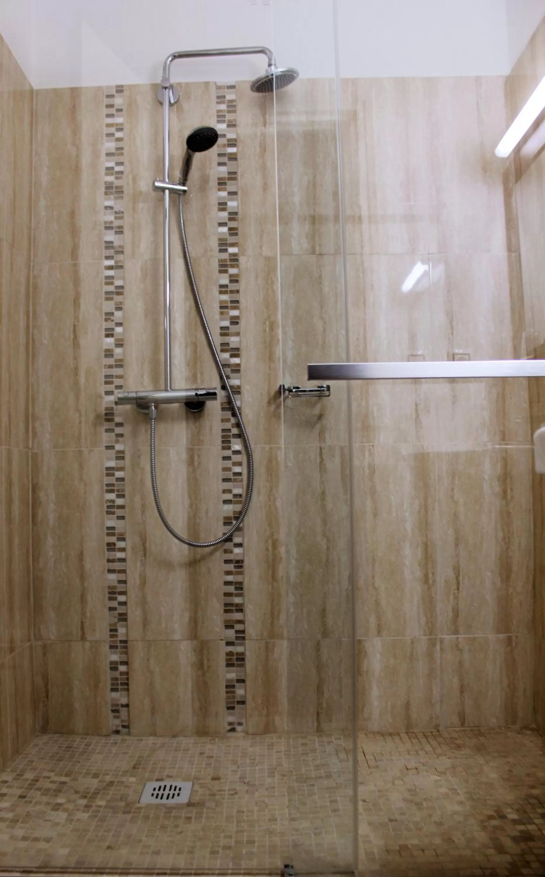 Shower in The Originals City, Hôtel Paris Sud, Orly-Draveil