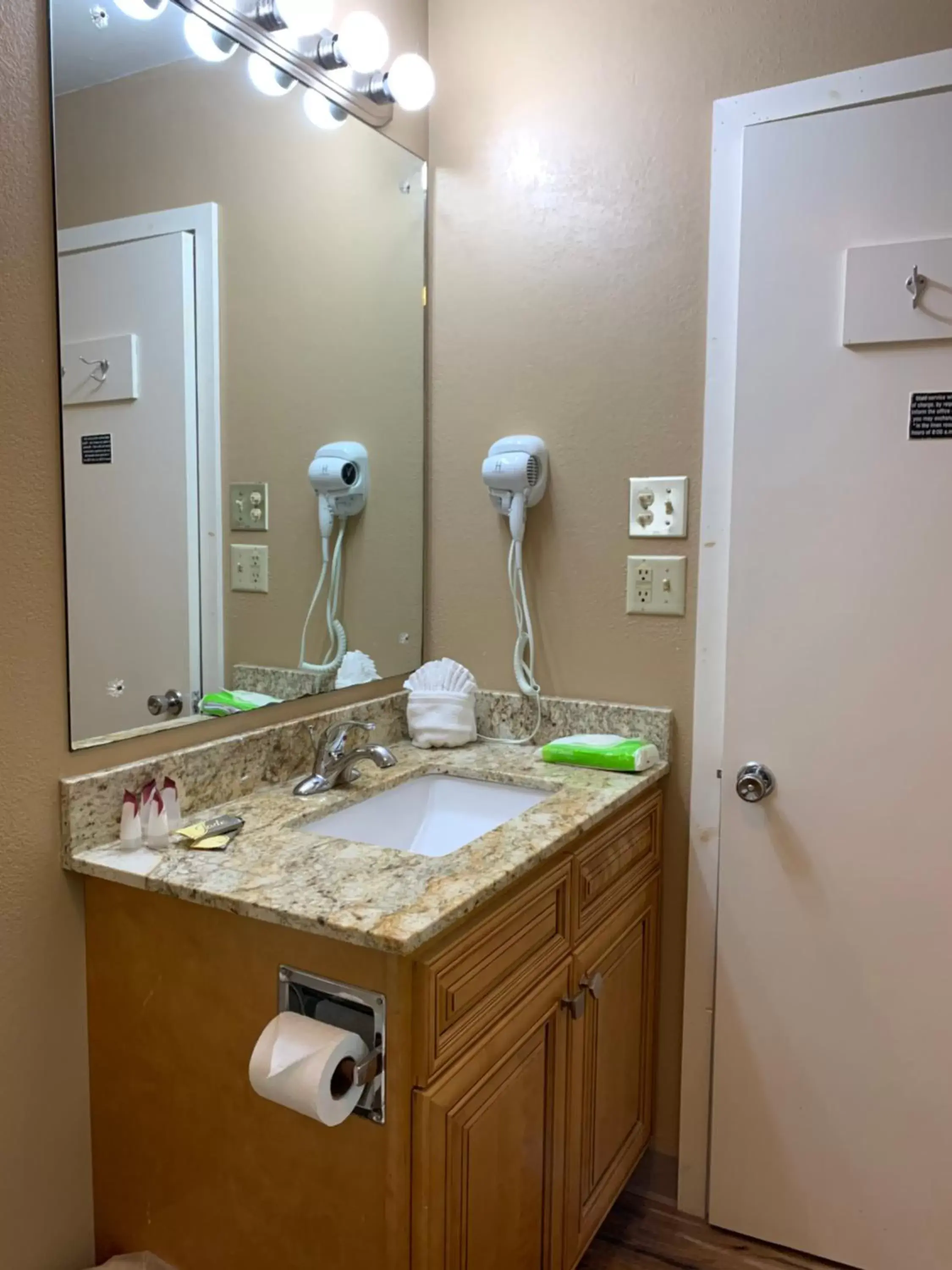 Bathroom in Carr's Northside Hotel and Cottages