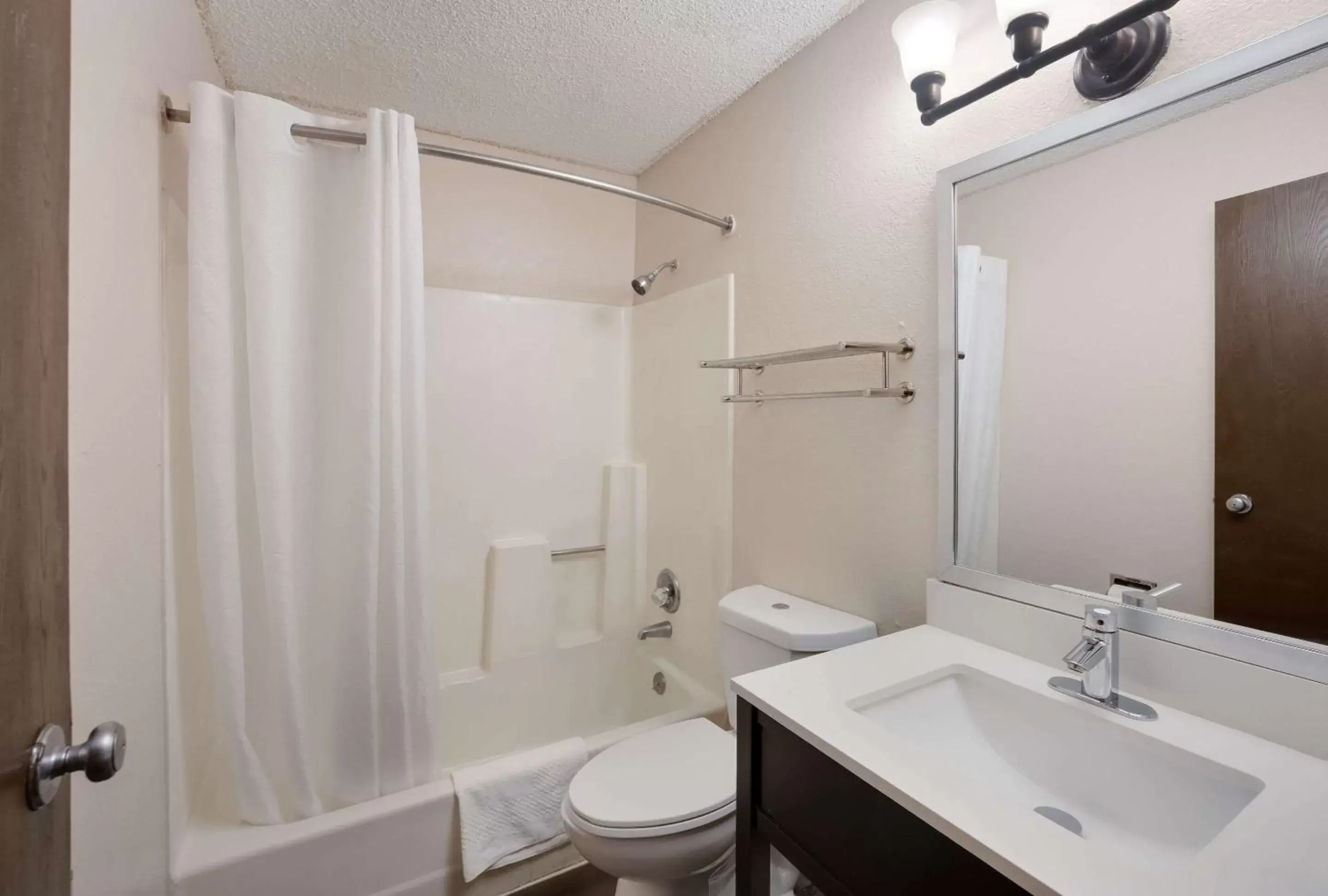 Bedroom, Bathroom in Rodeway Inn