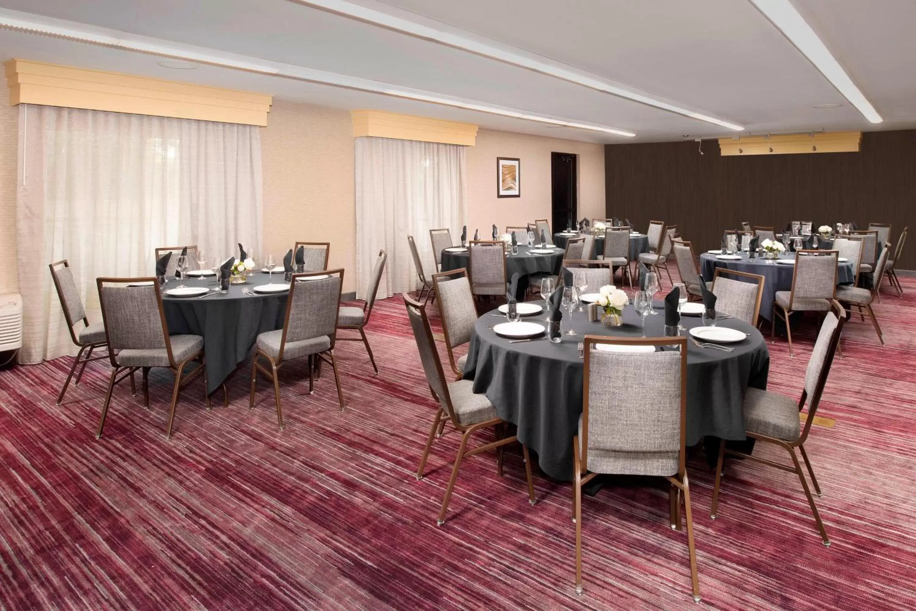 Meeting/conference room, Restaurant/Places to Eat in Courtyard by Marriott Portland Hillsboro