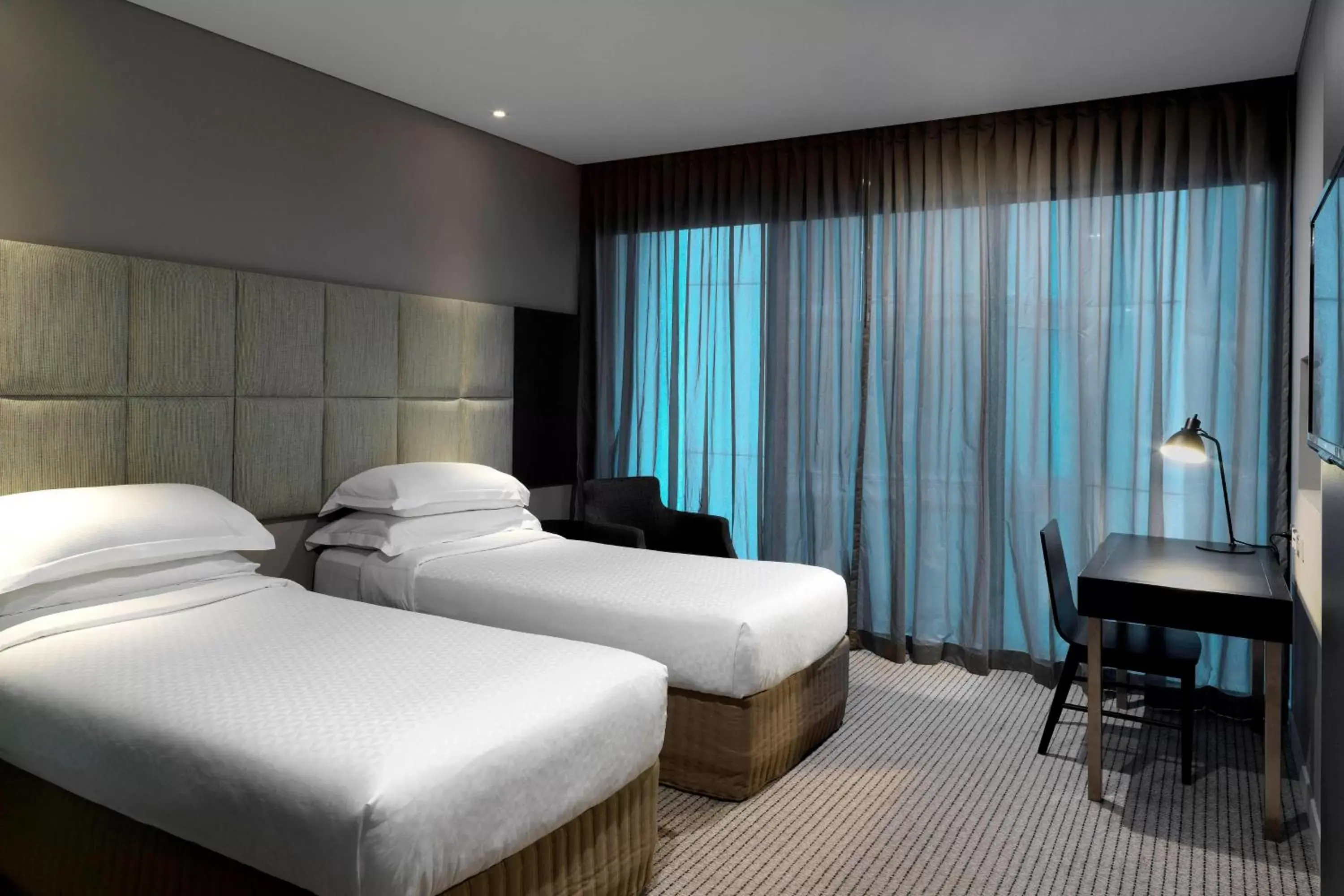 Photo of the whole room, Bed in Four Points by Sheraton Brisbane