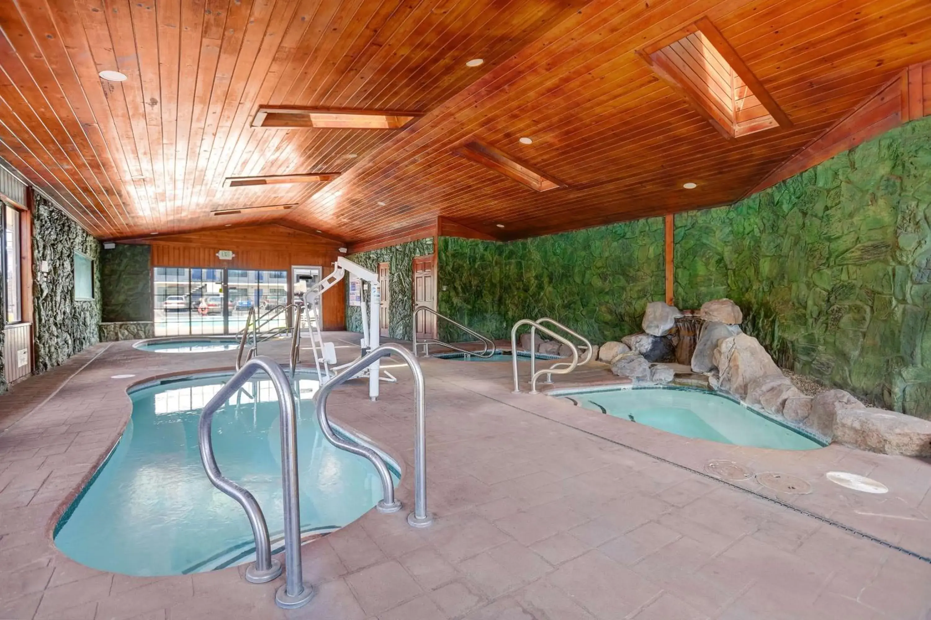 Activities, Swimming Pool in Motel 6-Ukiah, CA - North