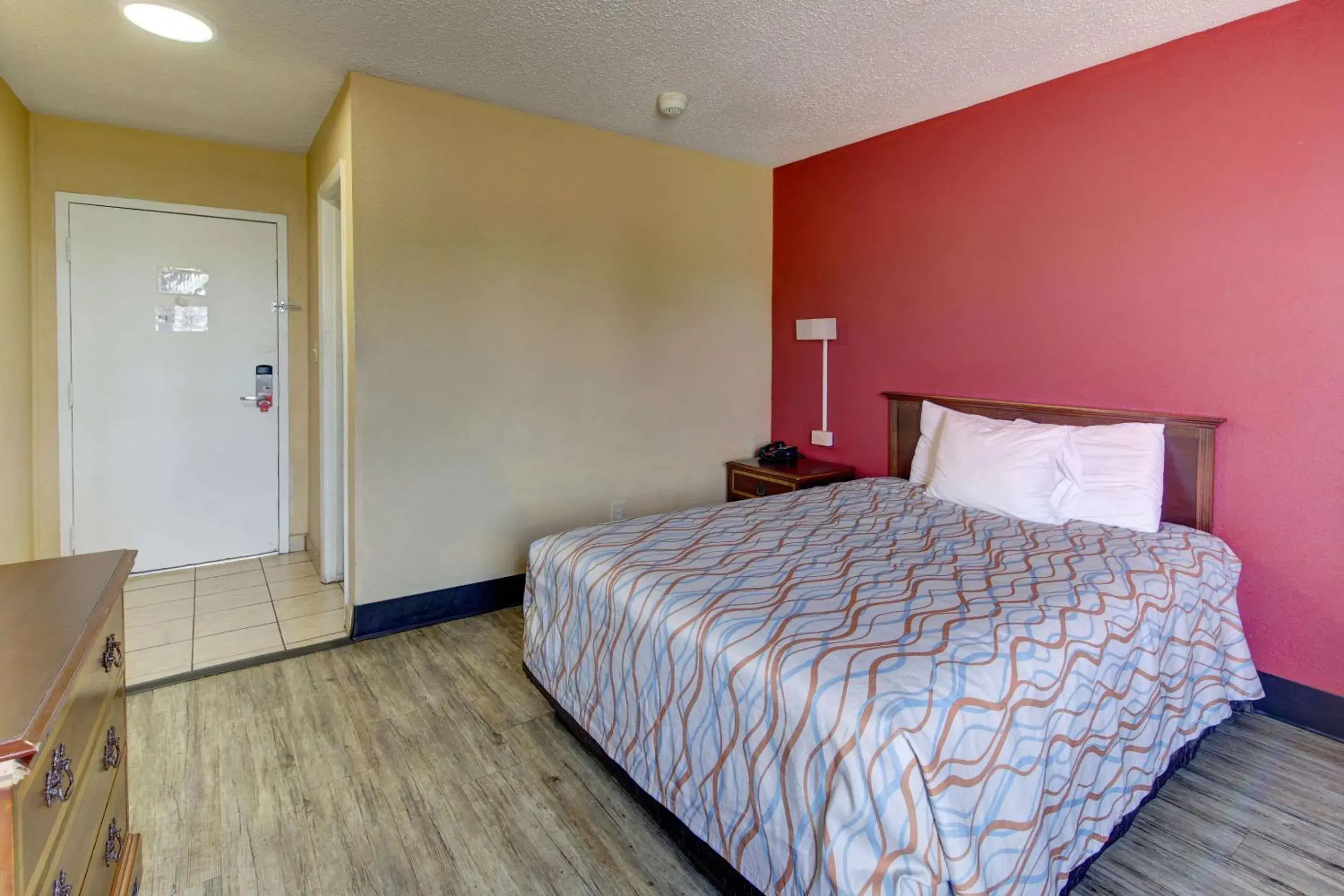 Bedroom, Bed in Econo Lodge Town Center