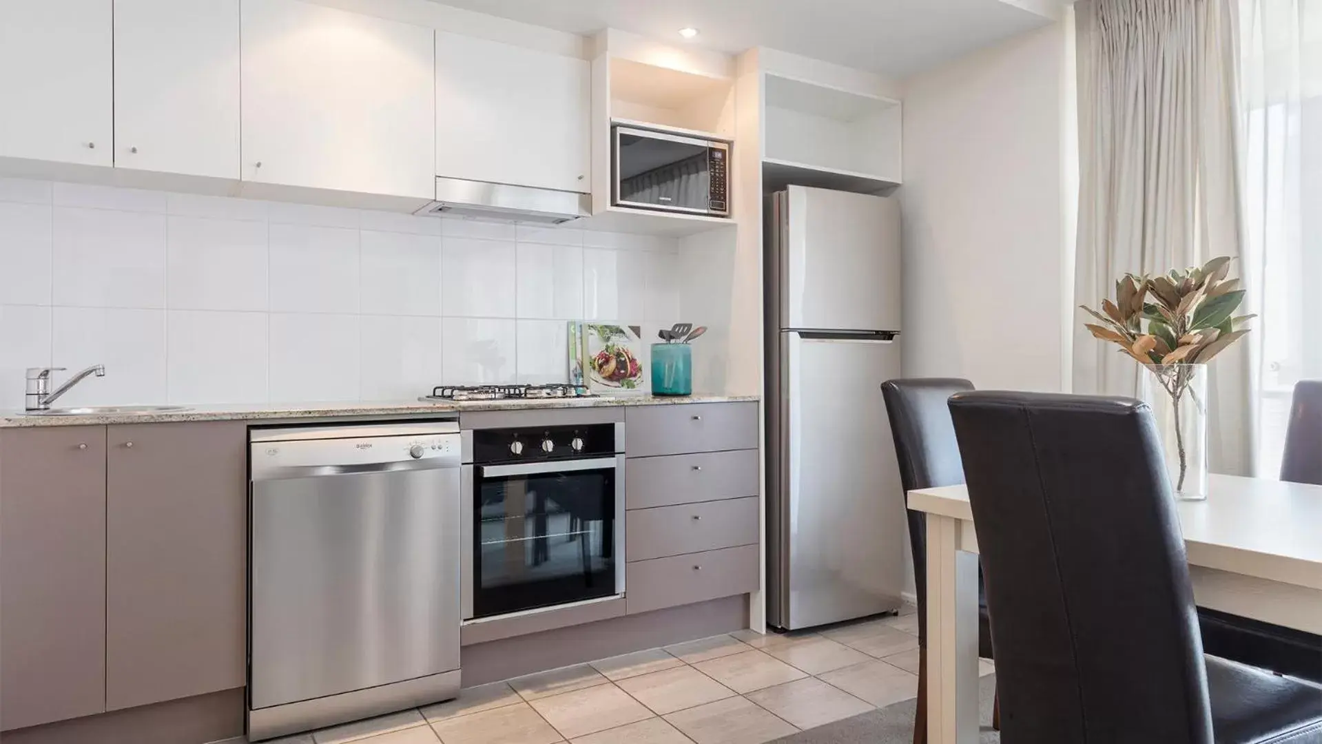 Kitchen or kitchenette, Kitchen/Kitchenette in Oaks Brisbane on Felix Suites