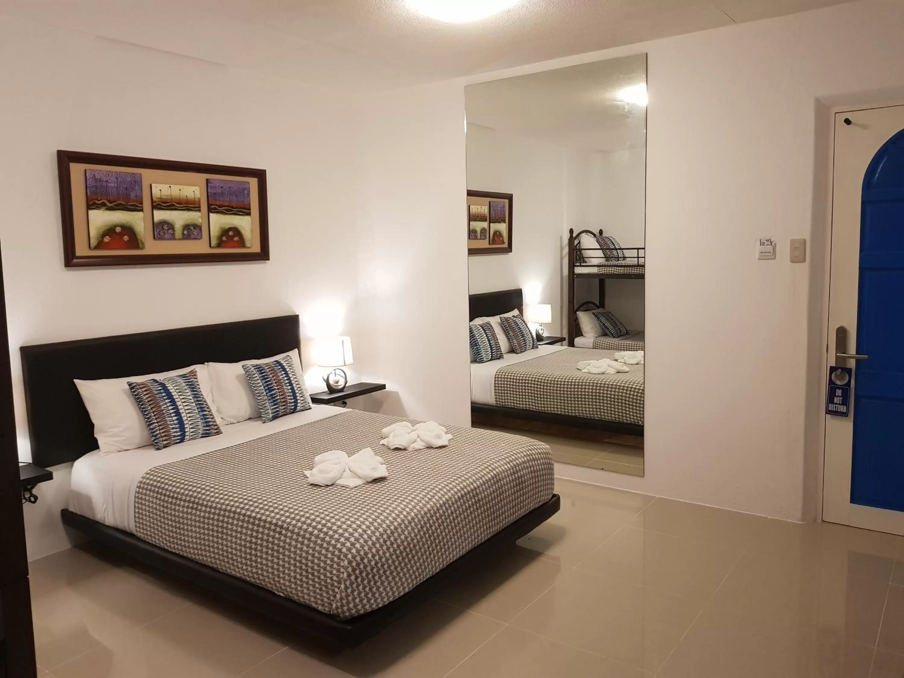 Photo of the whole room, Bed in D´Gecko Hotel