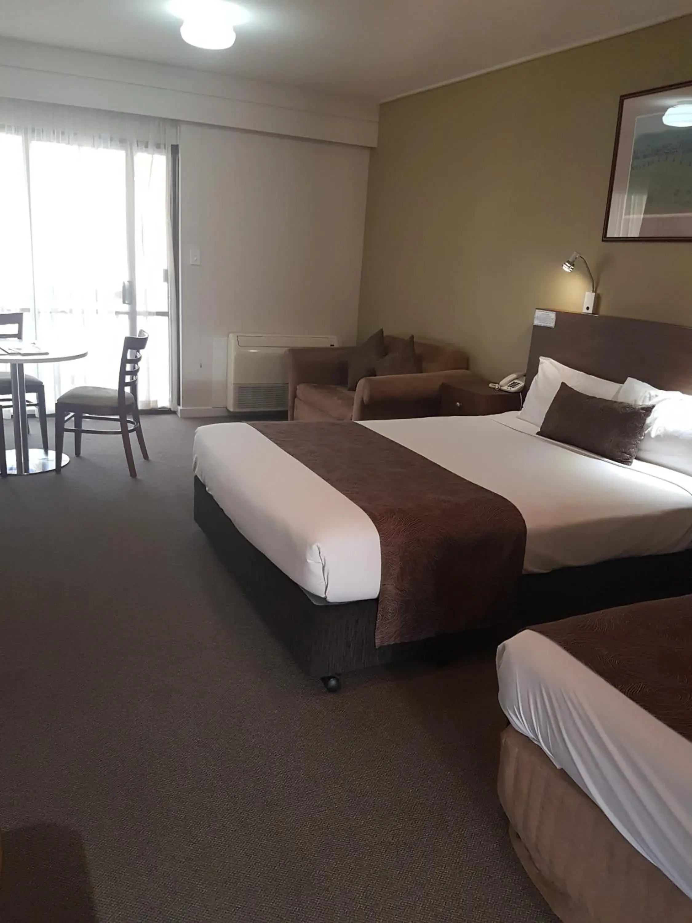 Photo of the whole room, Bed in Vine Inn Barossa