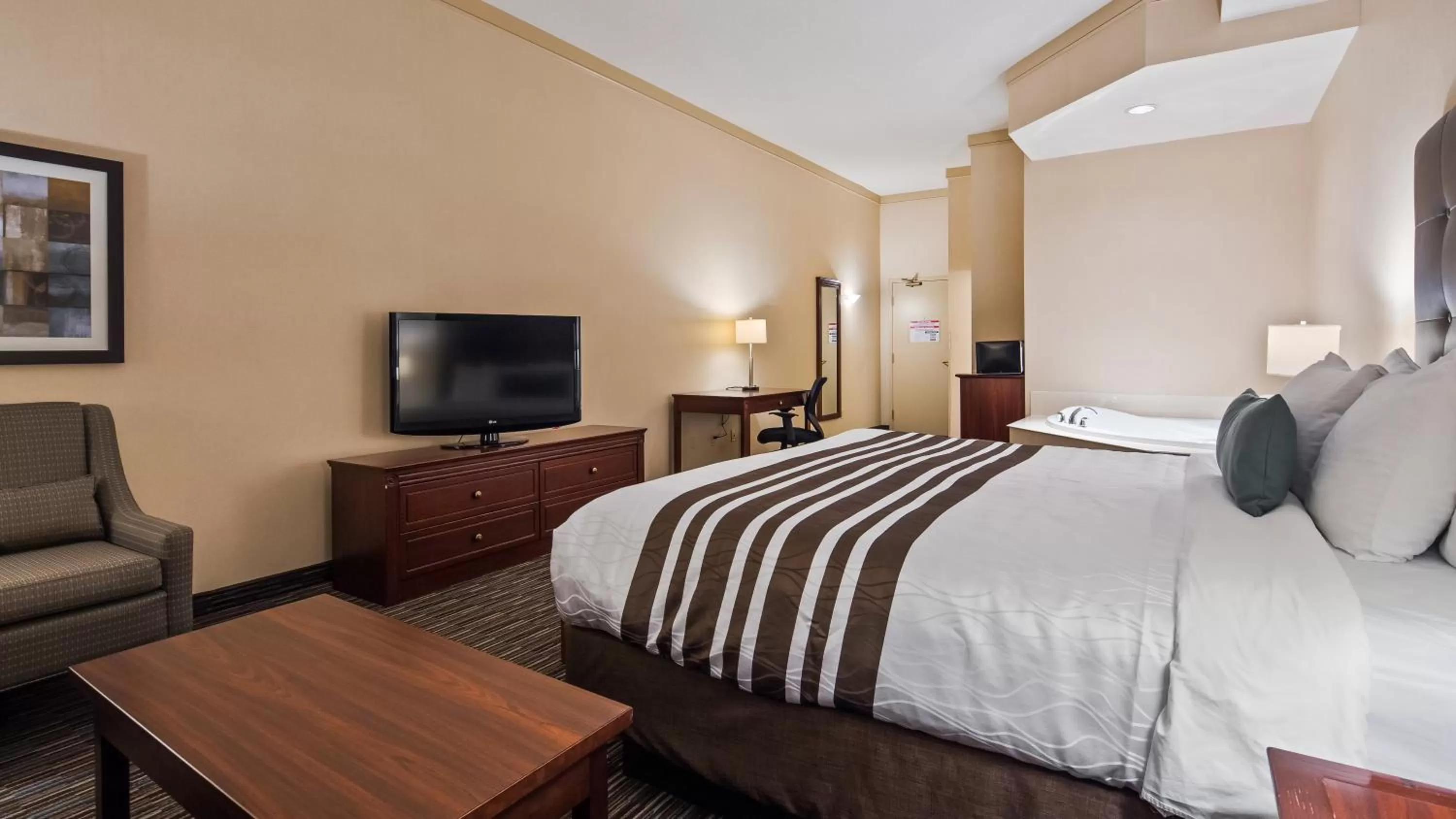 Photo of the whole room, Bed in Best Western Brantford Hotel and Conference Centre