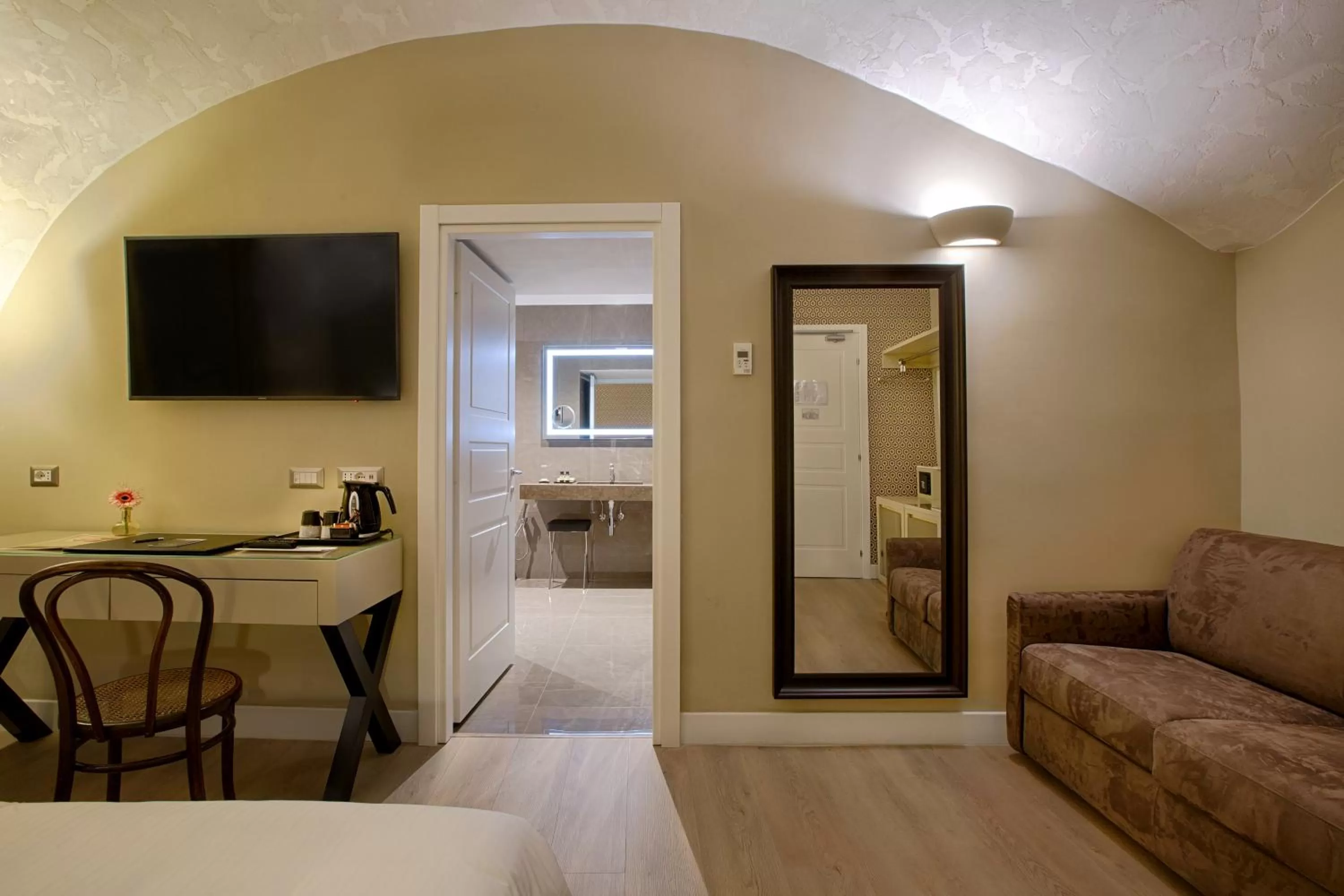 Coffee/tea facilities, Bed in Caruso Place Luxury Rooms & Suites