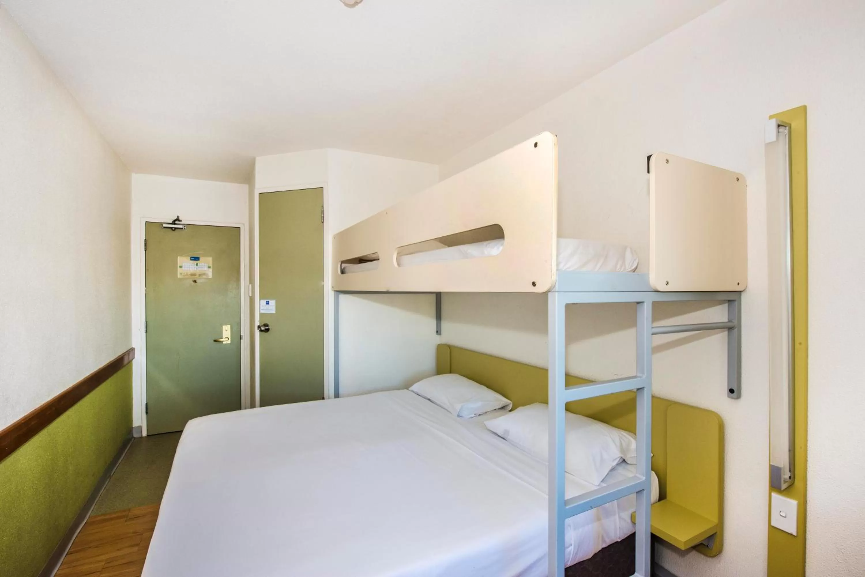 Bedroom, Bed in ibis Budget - Campbelltown