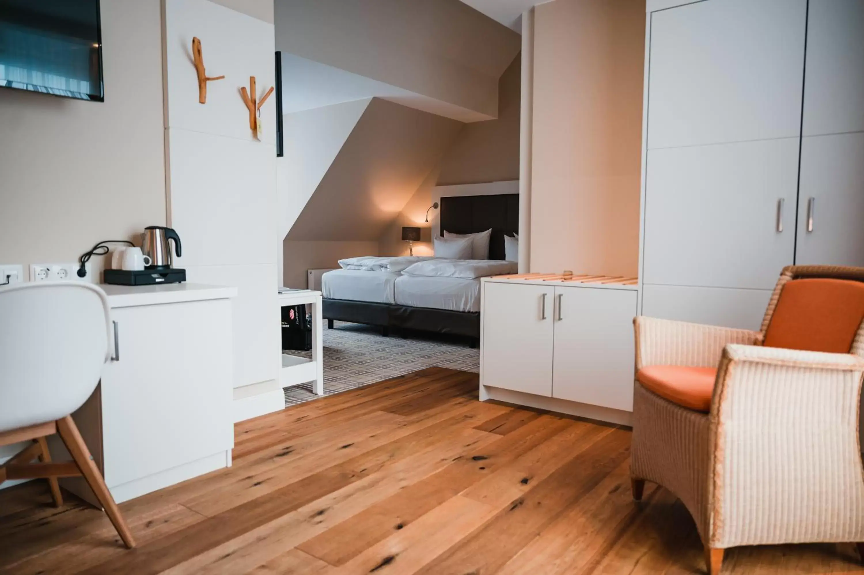 Bedroom, Kitchen/Kitchenette in Hotel Birke, Ringhotel Kiel