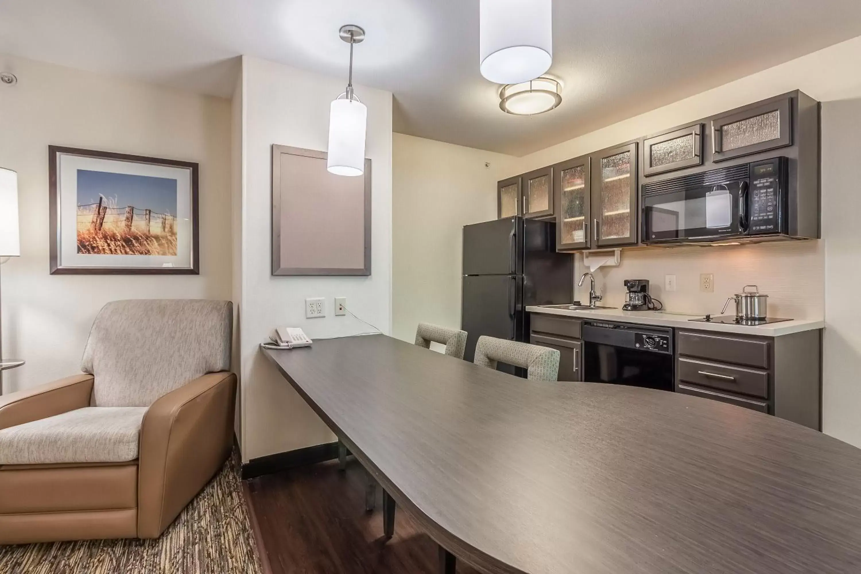 Photo of the whole room, Kitchen/Kitchenette in Candlewood Suites Lincoln, an IHG Hotel