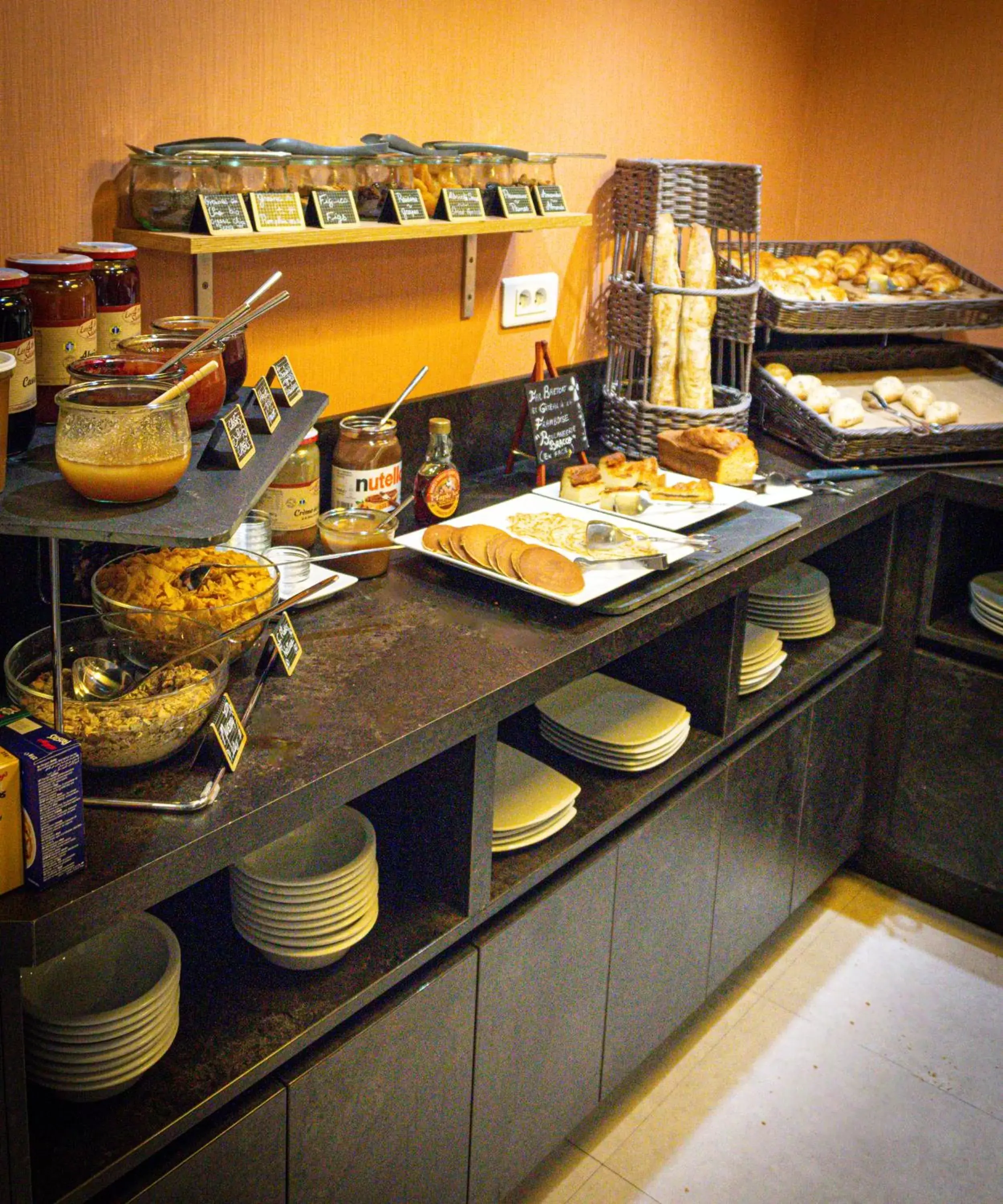 Breakfast, Food in Quality Hotel La Marebaudière Vannes Centre