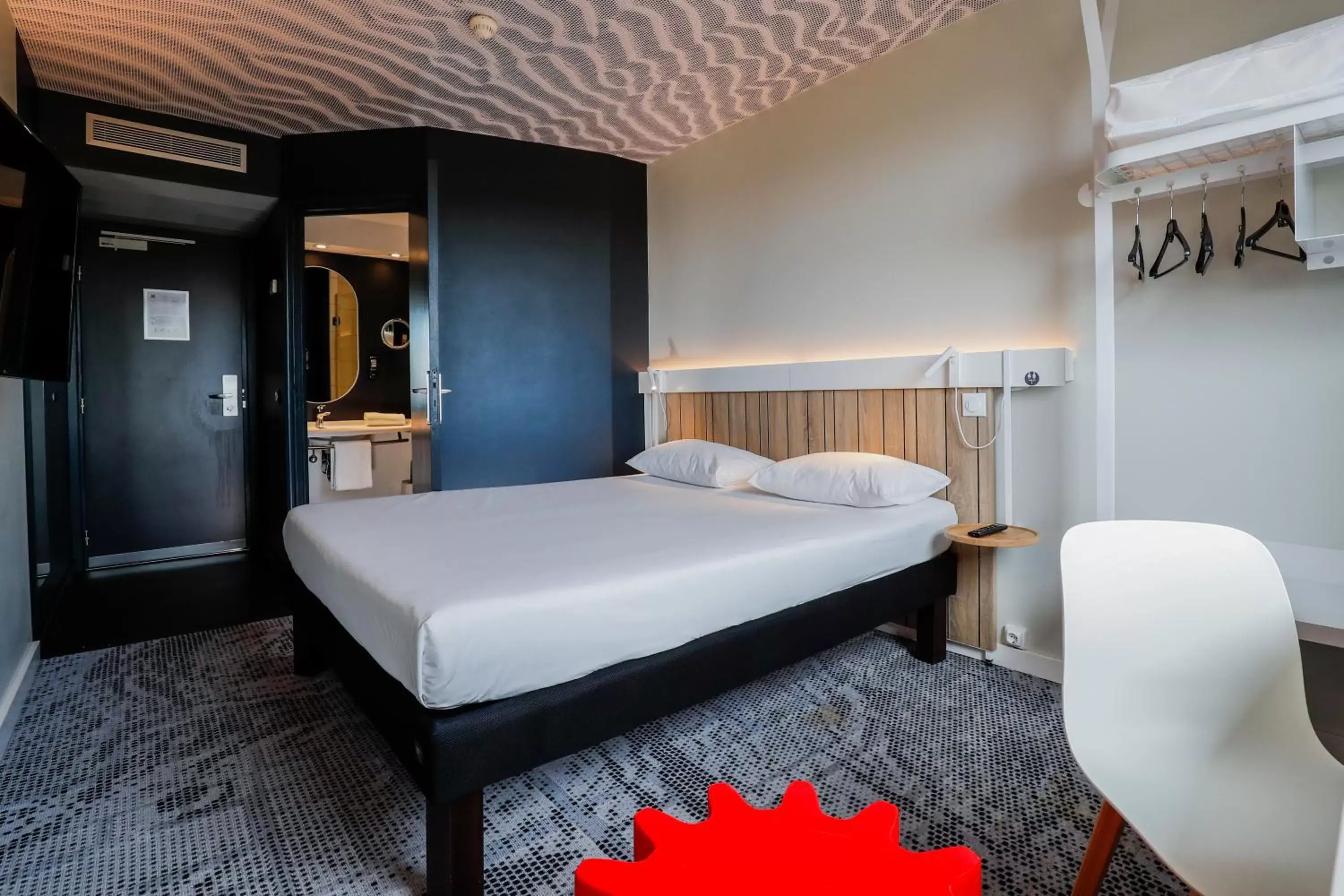 Property building, Bed in Ibis Luxembourg Airport