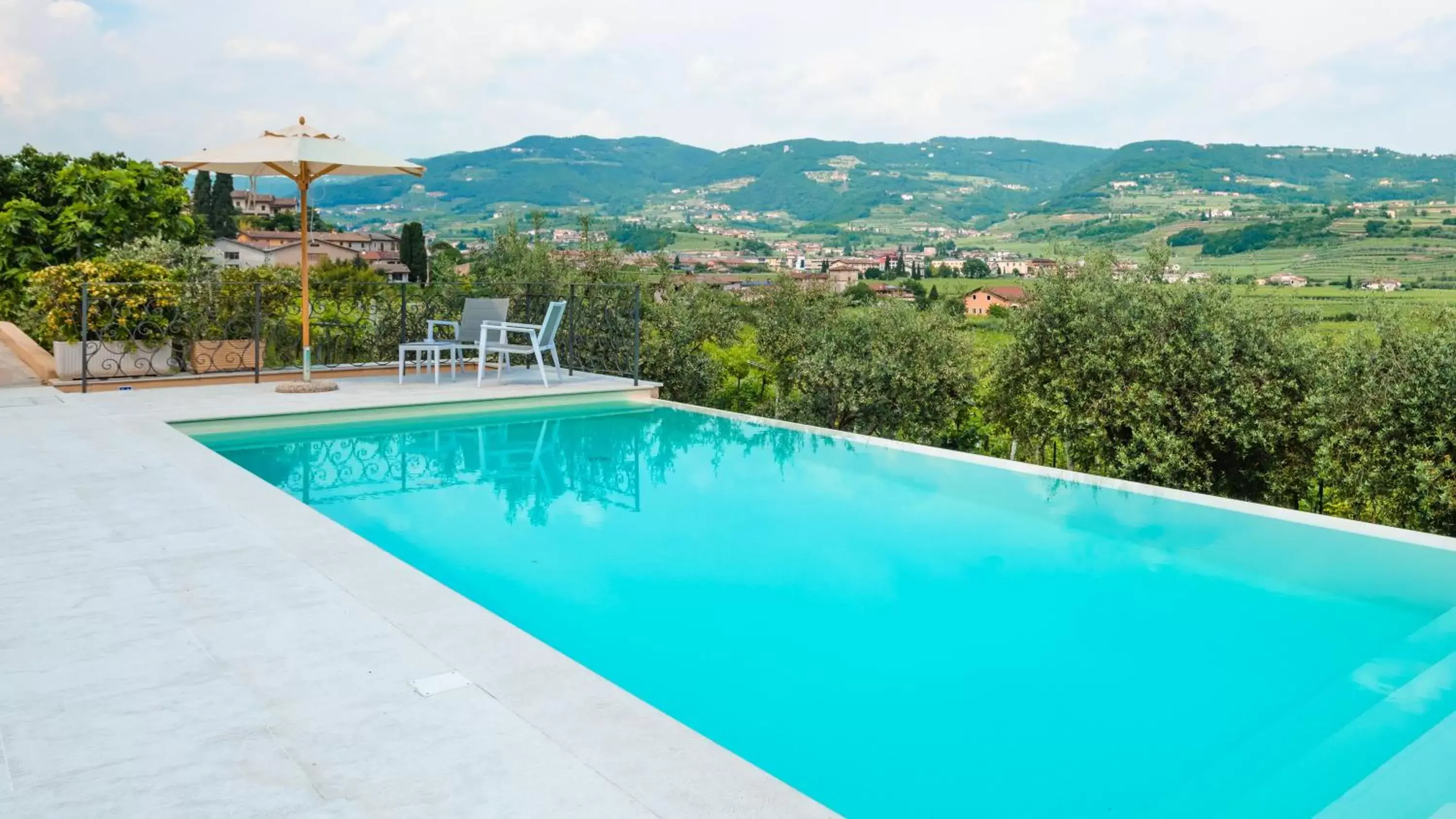 Swimming Pool in Hotel Villa Moron