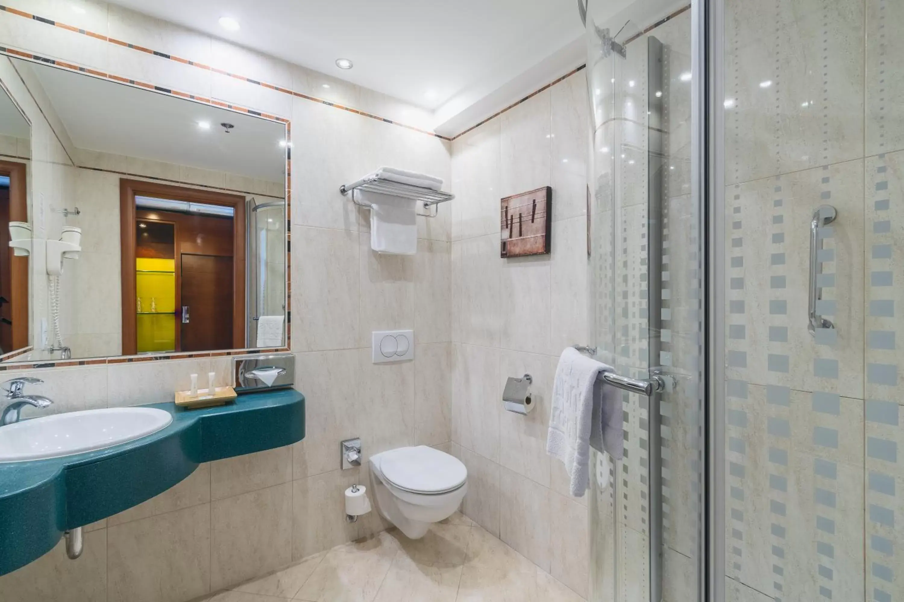 Shower, Bathroom in Lion's Garden Hotel