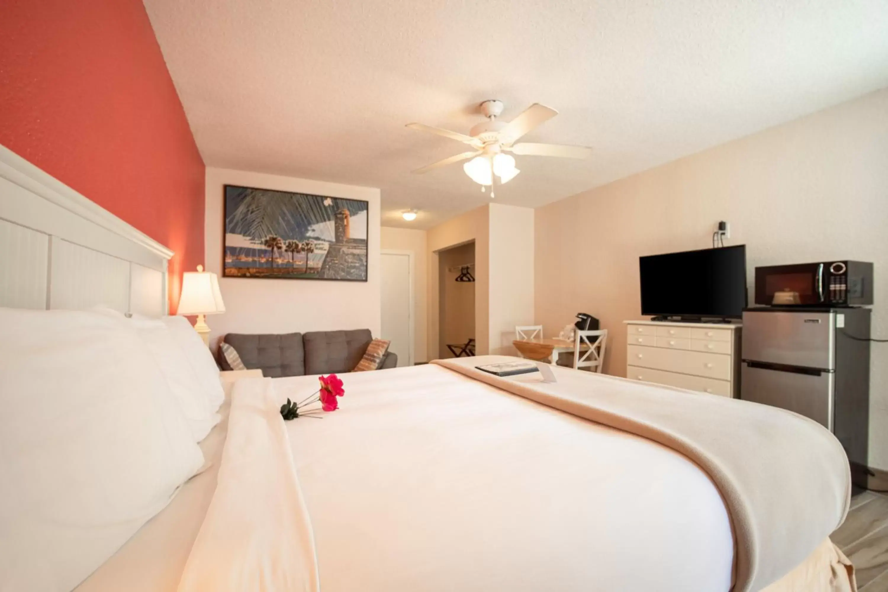 Bed in Island Sun Inn & Suites - Venice, Florida Historic Downtown & Beach Getaway