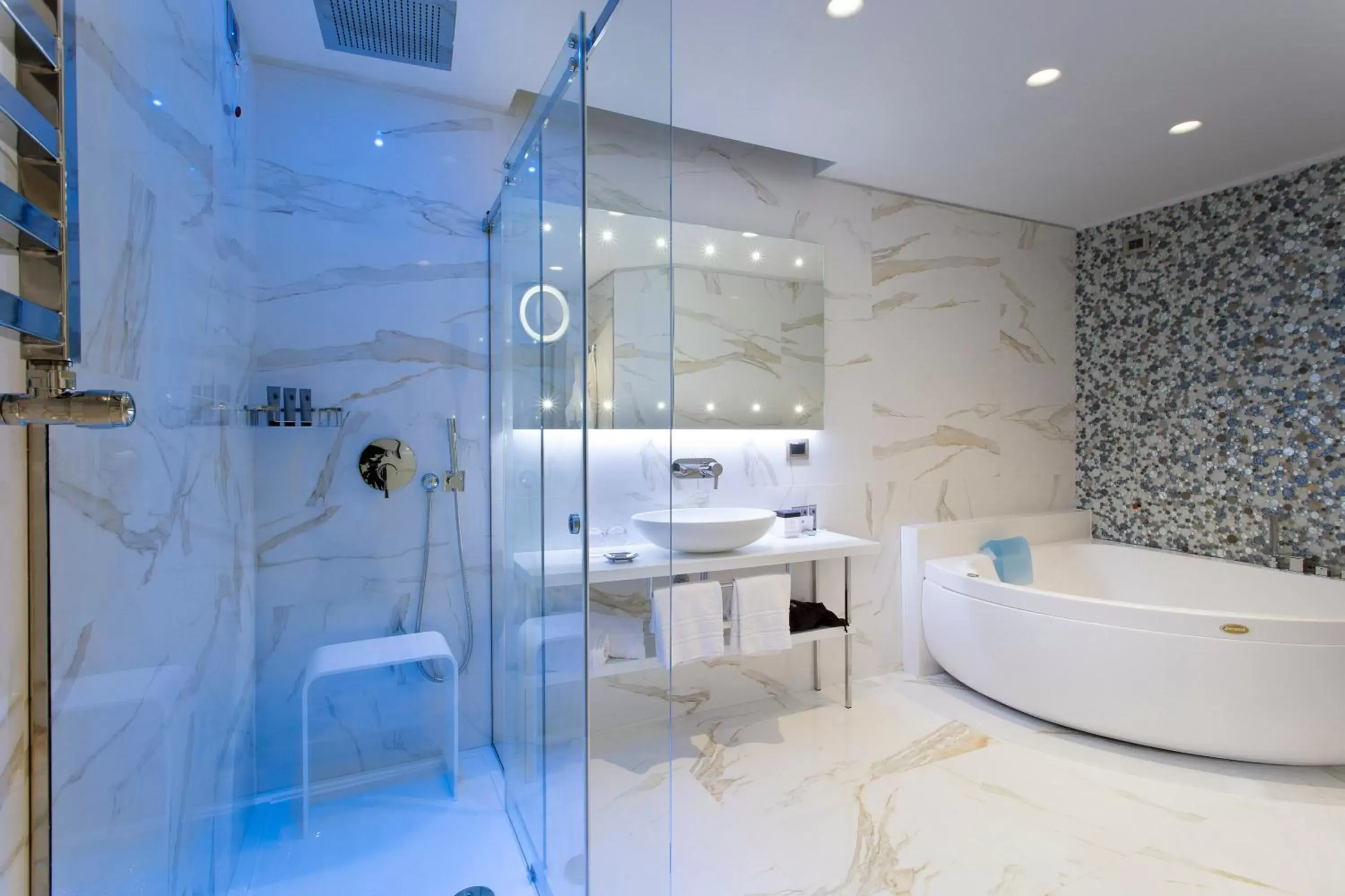 Shower, Bathroom in Hotel Spadai