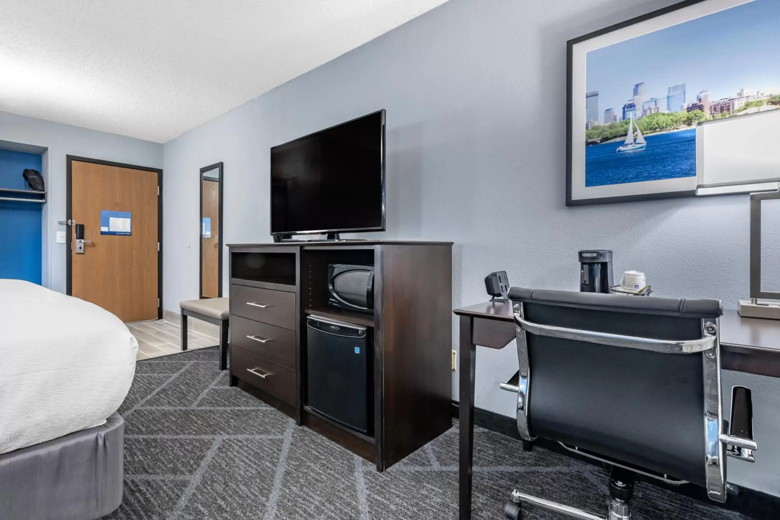 Bedroom, TV/Entertainment Center in Best Western Bloomington Edina - Minneapolis