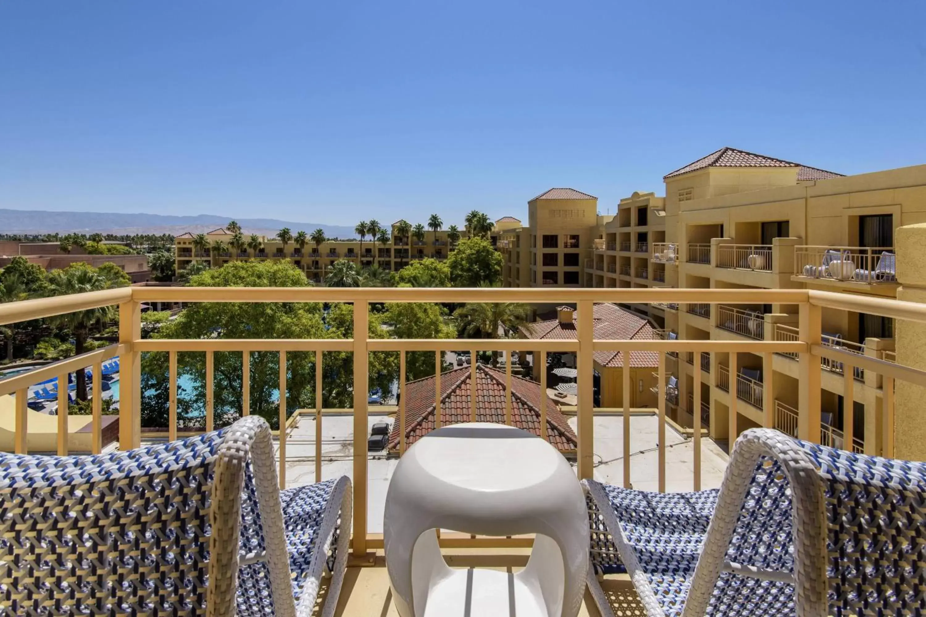 Swimming pool in Renaissance Palm Springs Hotel