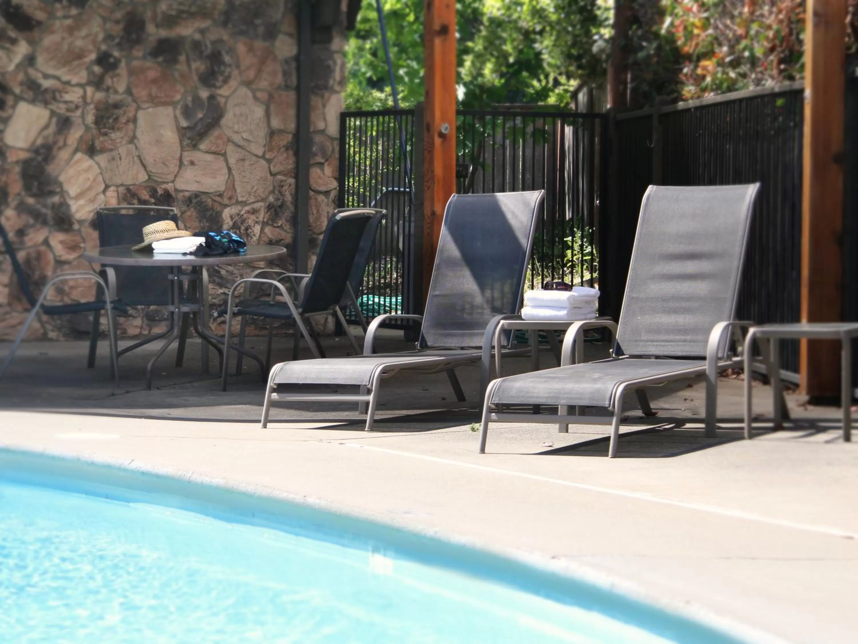 Swimming pool in Riverside Inn