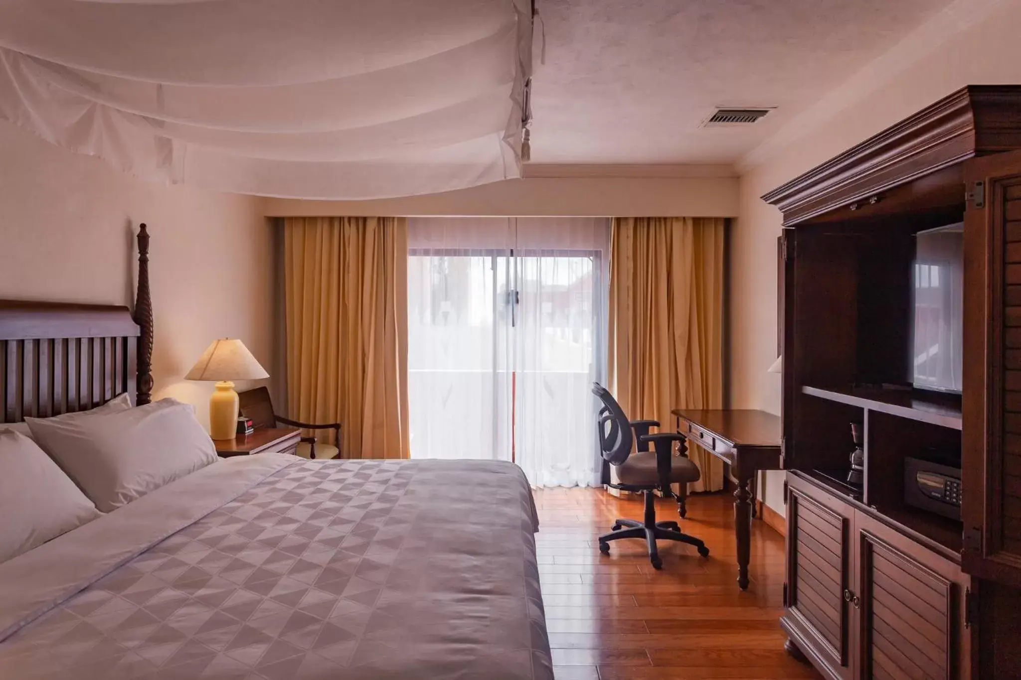 Photo of the whole room, TV/Entertainment Center in Holiday Inn Merida, an IHG Hotel