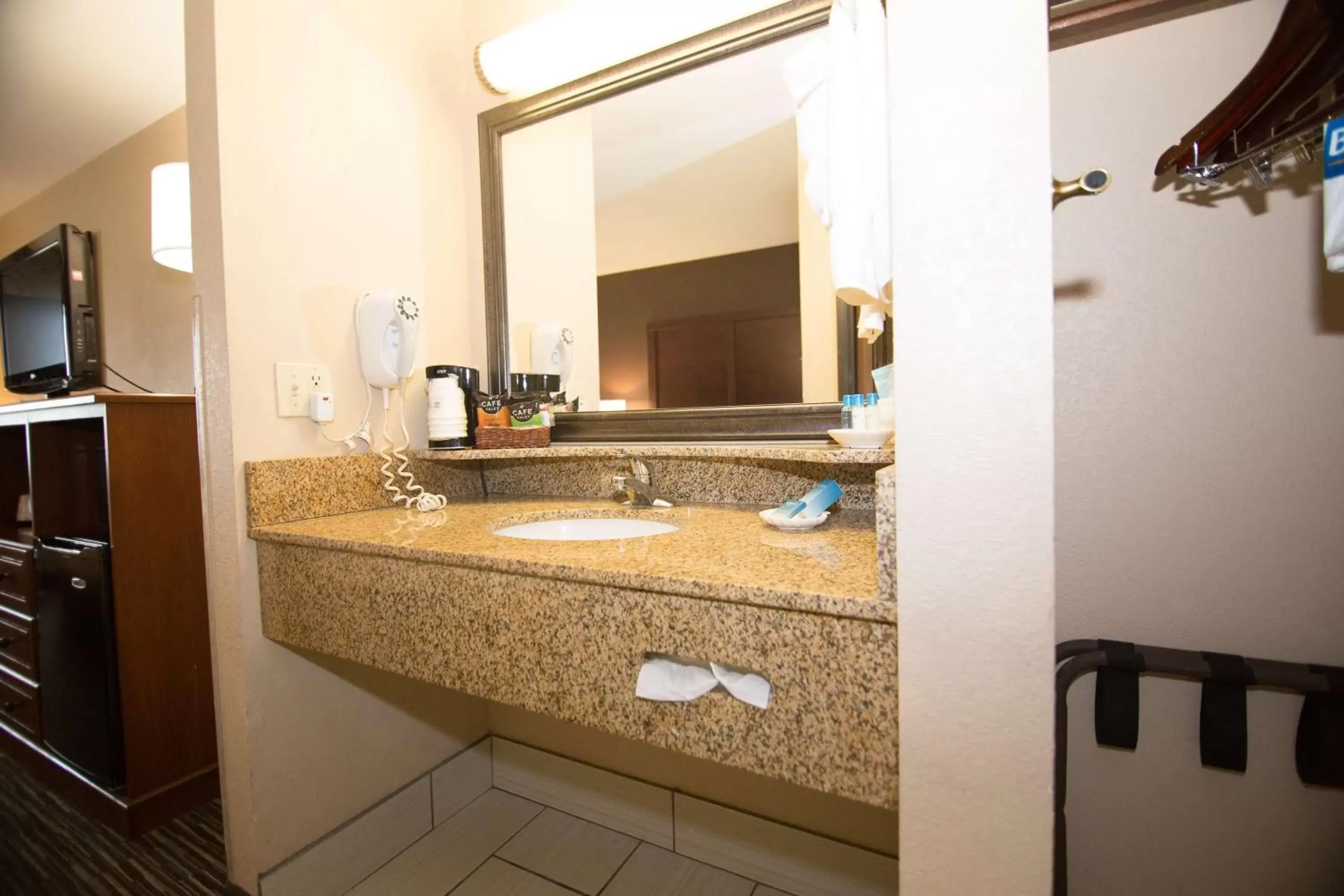 Photo of the whole room, Bathroom in Best Western Port Columbus