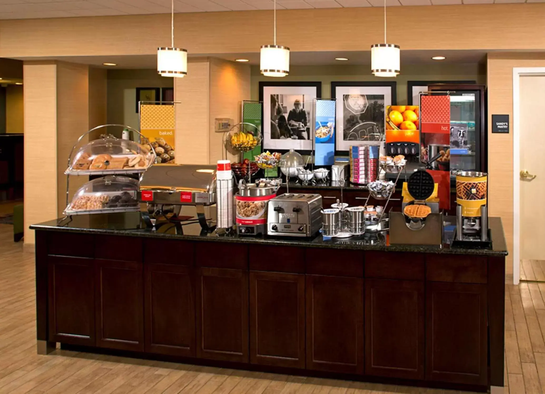 Dining area in Hampton Inn Fairfax City