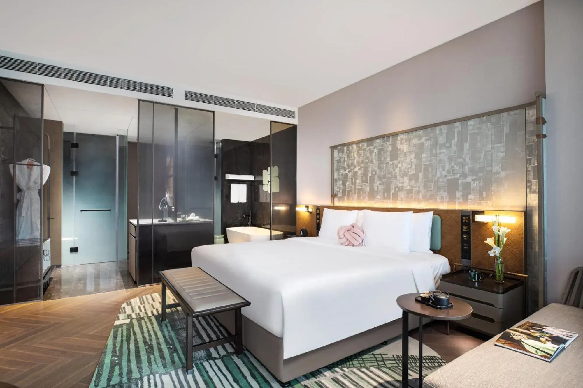 Bed in Hotel Indigo Suzhou Yangcheng Lake, an IHG Hotel