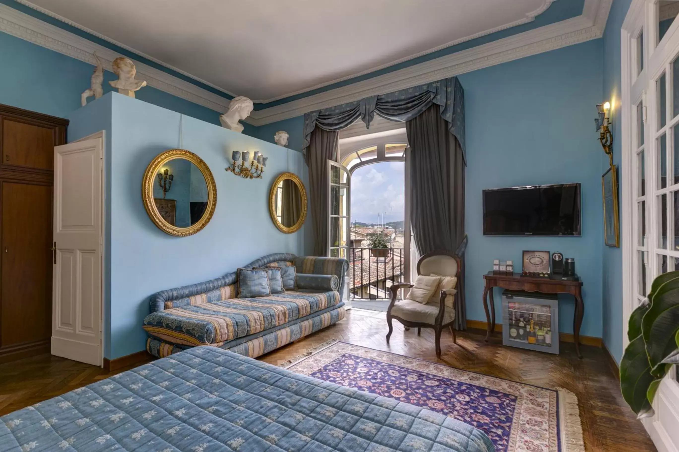 Bedroom, Seating Area in Episcopo Lipinsky Luxury Suites