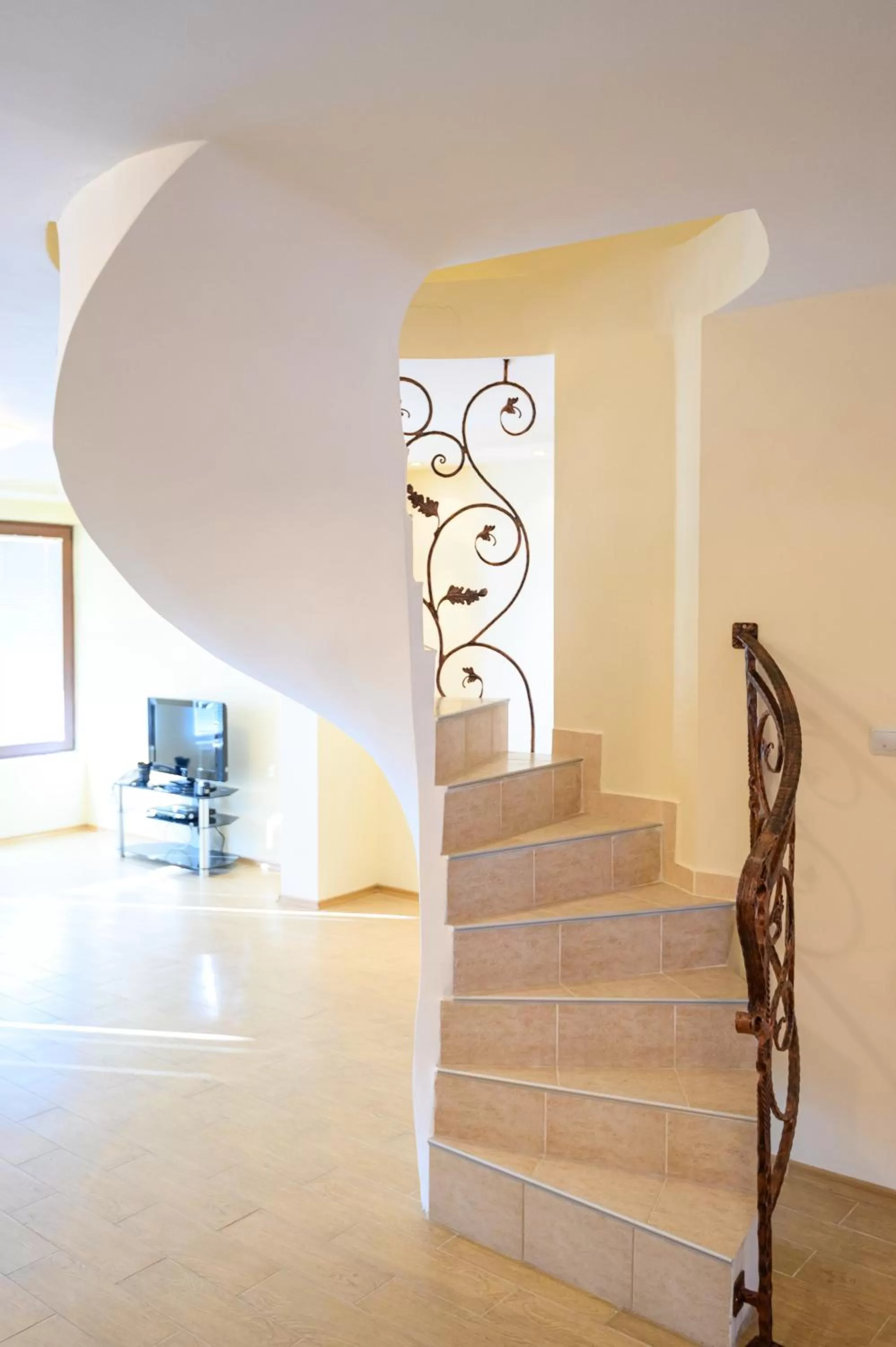 Communal lounge/ TV room in Parklands Hotel & Pool