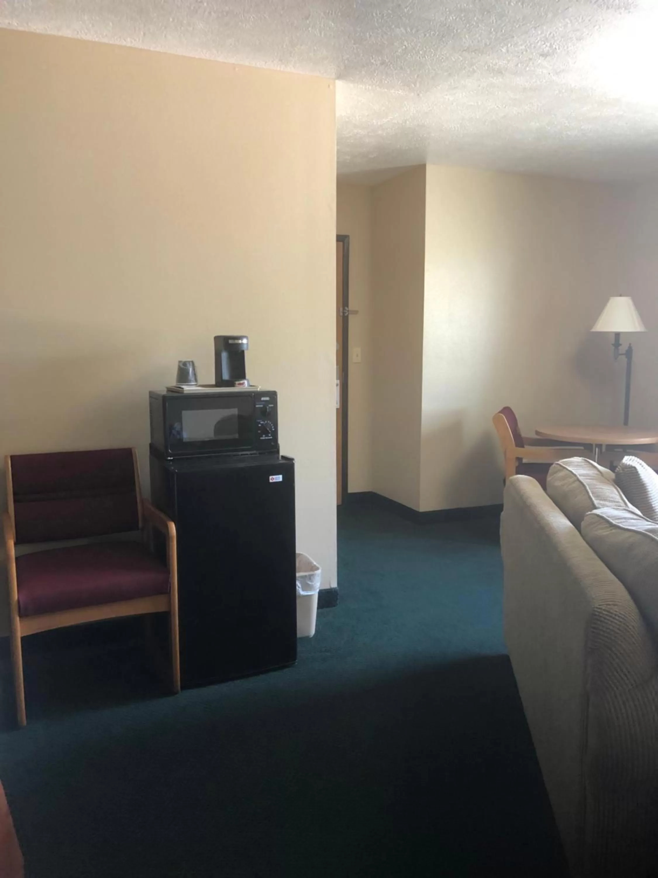 Seating area, Bed in Americas Best Value Inn Onawa
