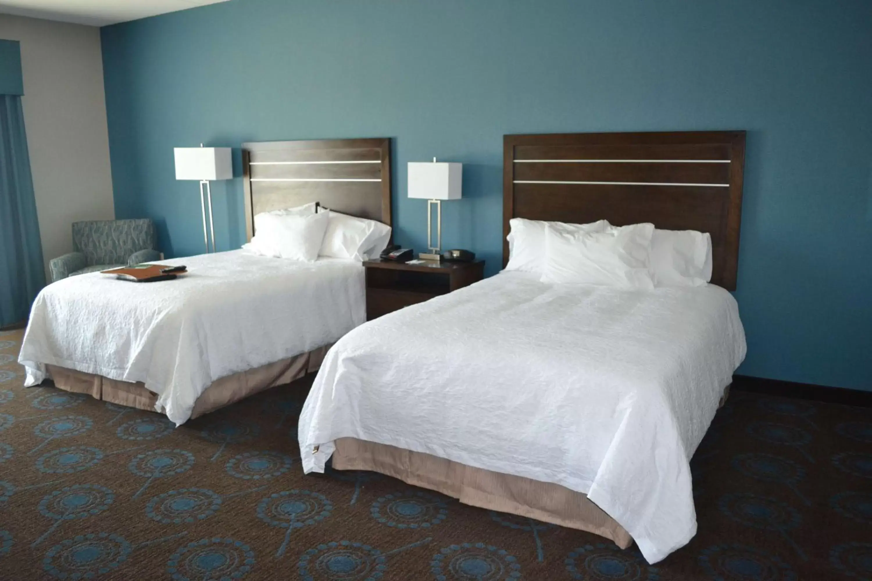 Bed in Hampton Inn & Suites Aberdeen/APG South