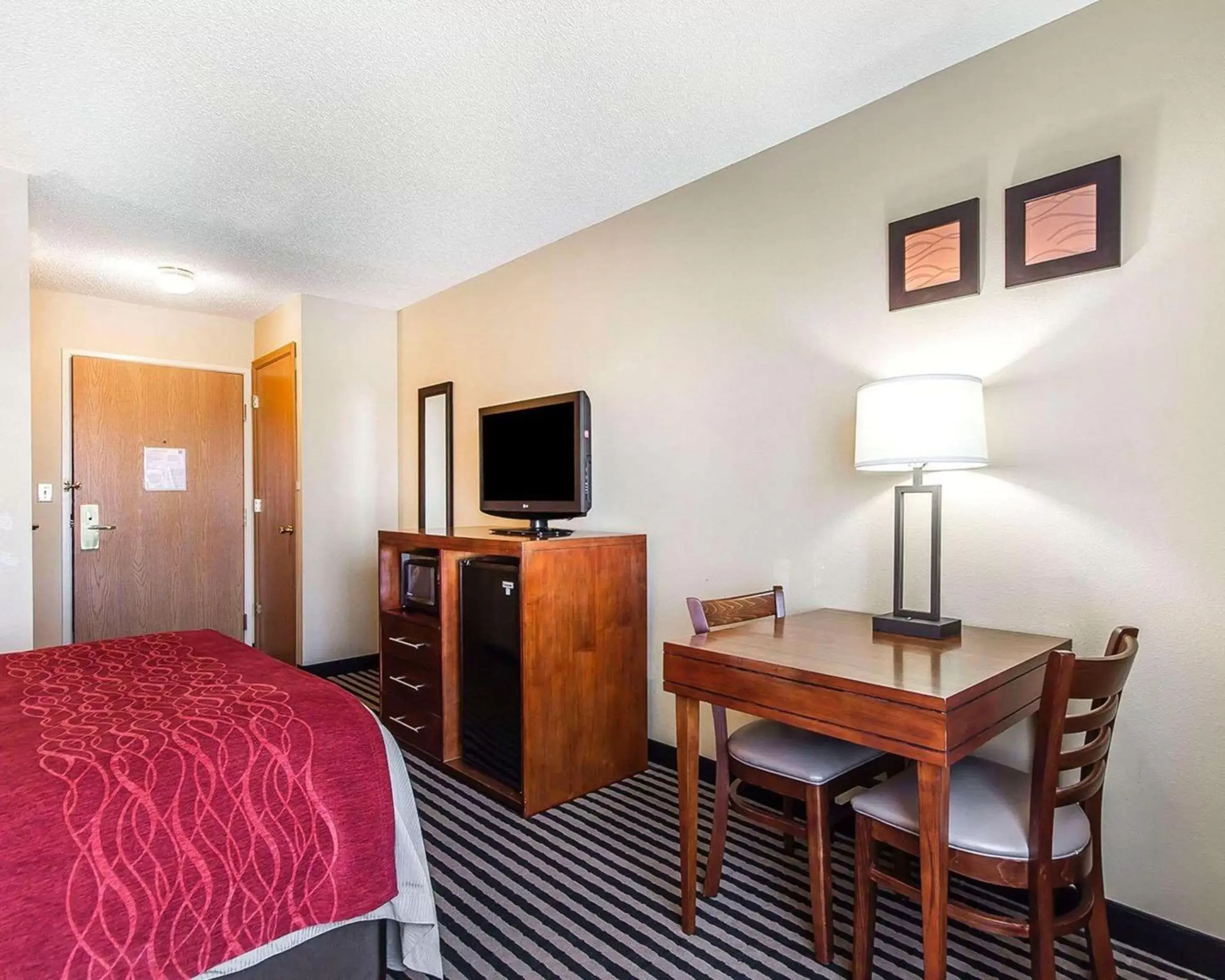 Photo of the whole room, TV/Entertainment Center in Comfort Inn Owatonna near Medical Center