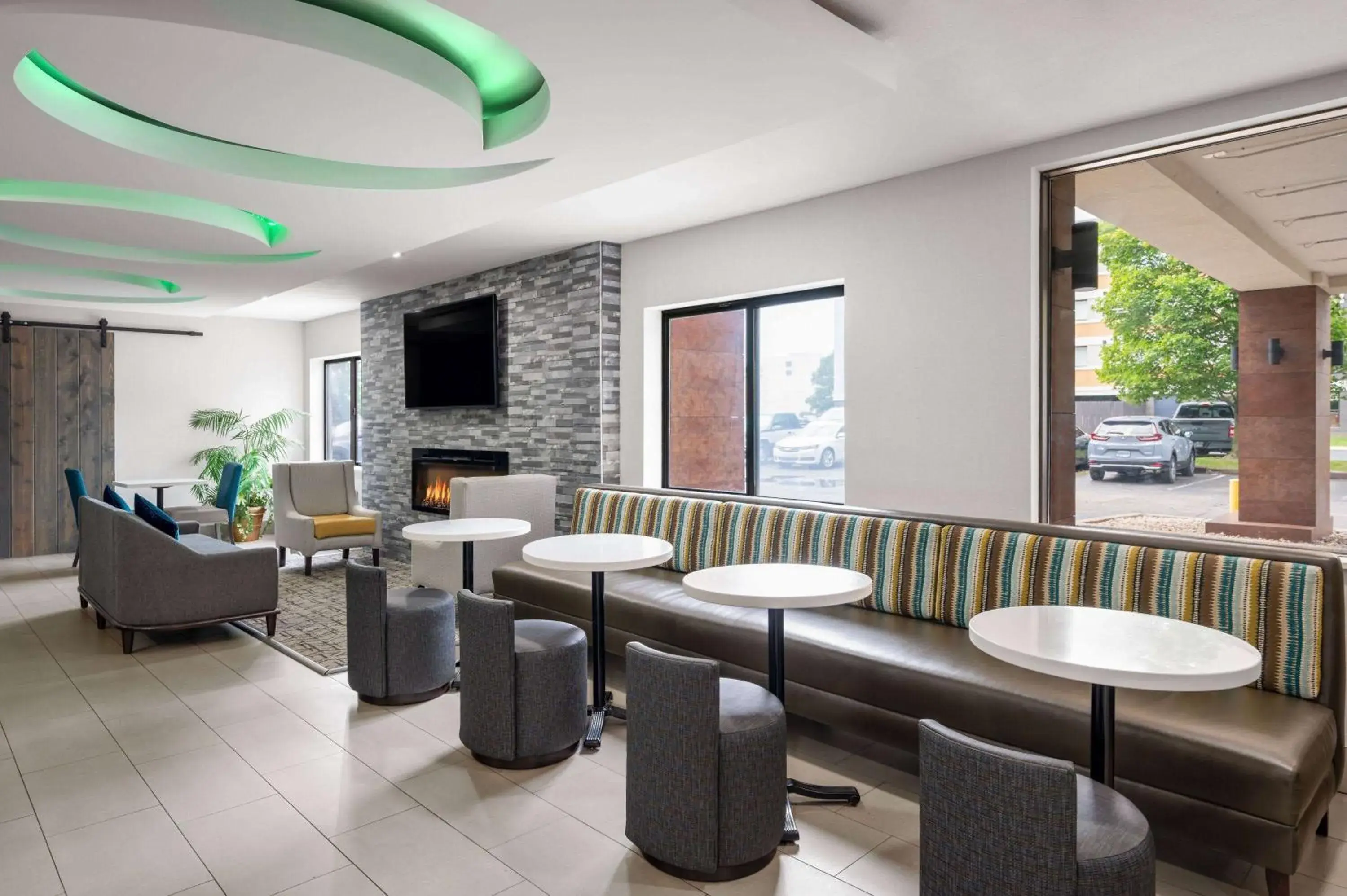 Lobby or reception, Lounge/Bar in La Quinta Inn by Wyndham Indianapolis Airport Executive Dr