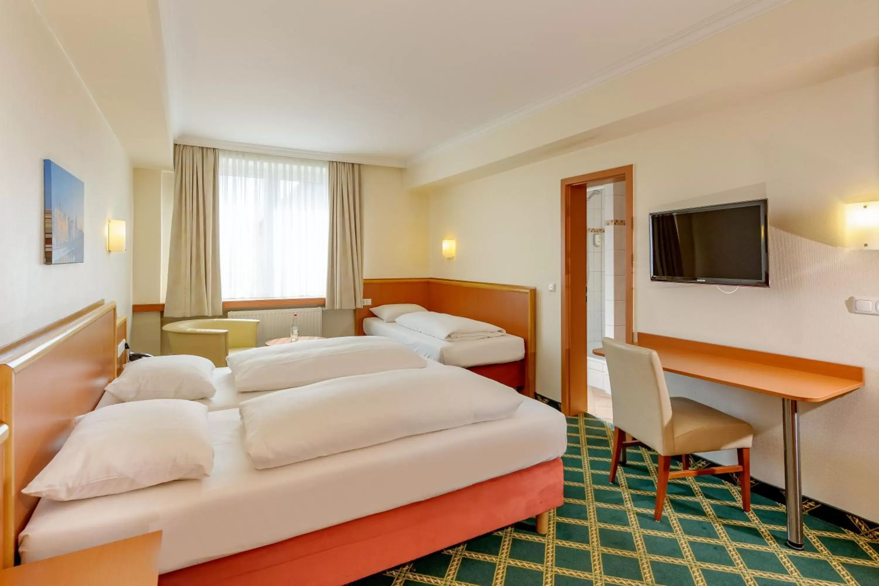Shower, Bed in Mercure Hotel Luebeck City Center