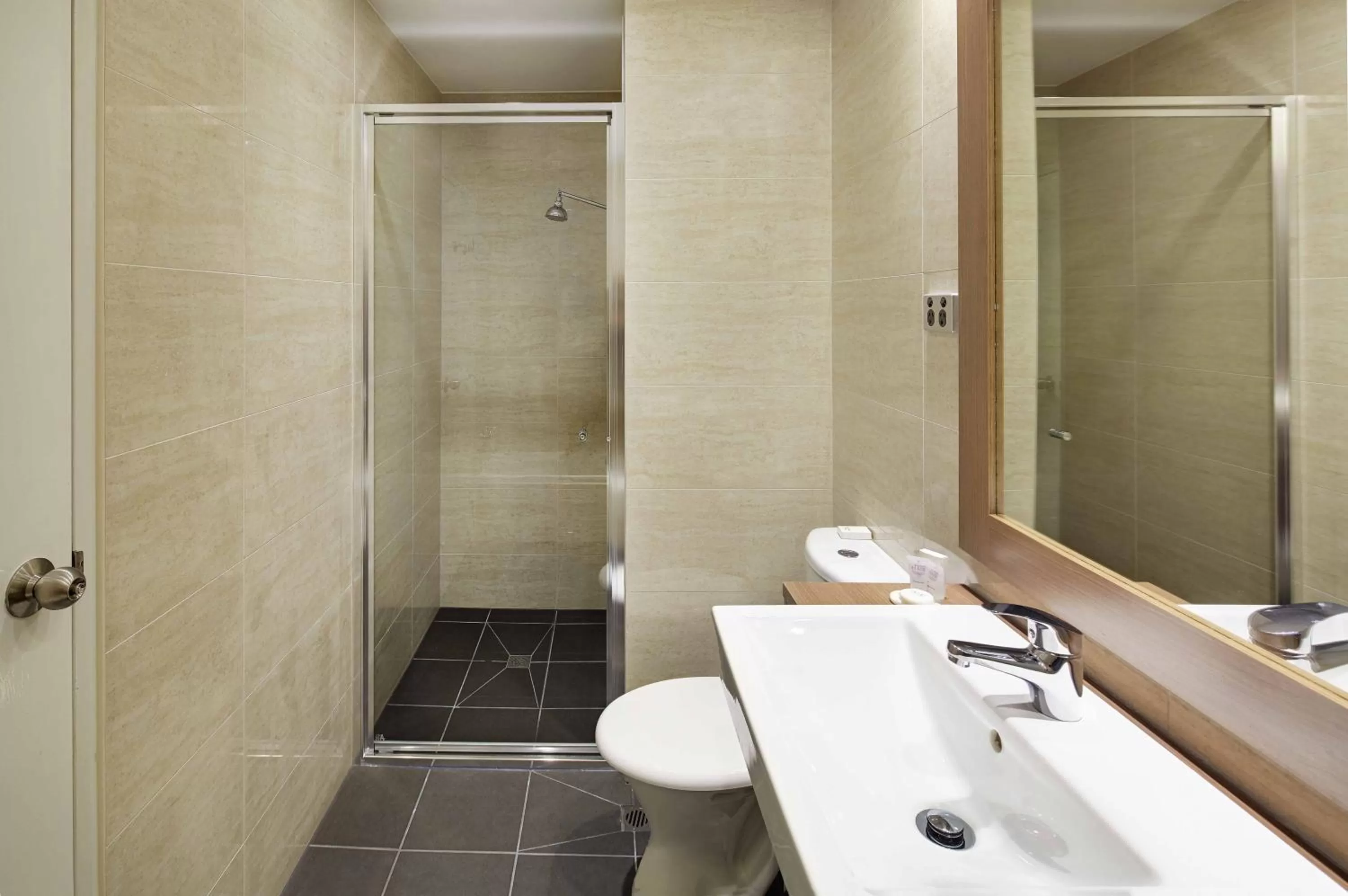 Bathroom in Quality Hotel Ambassador Perth