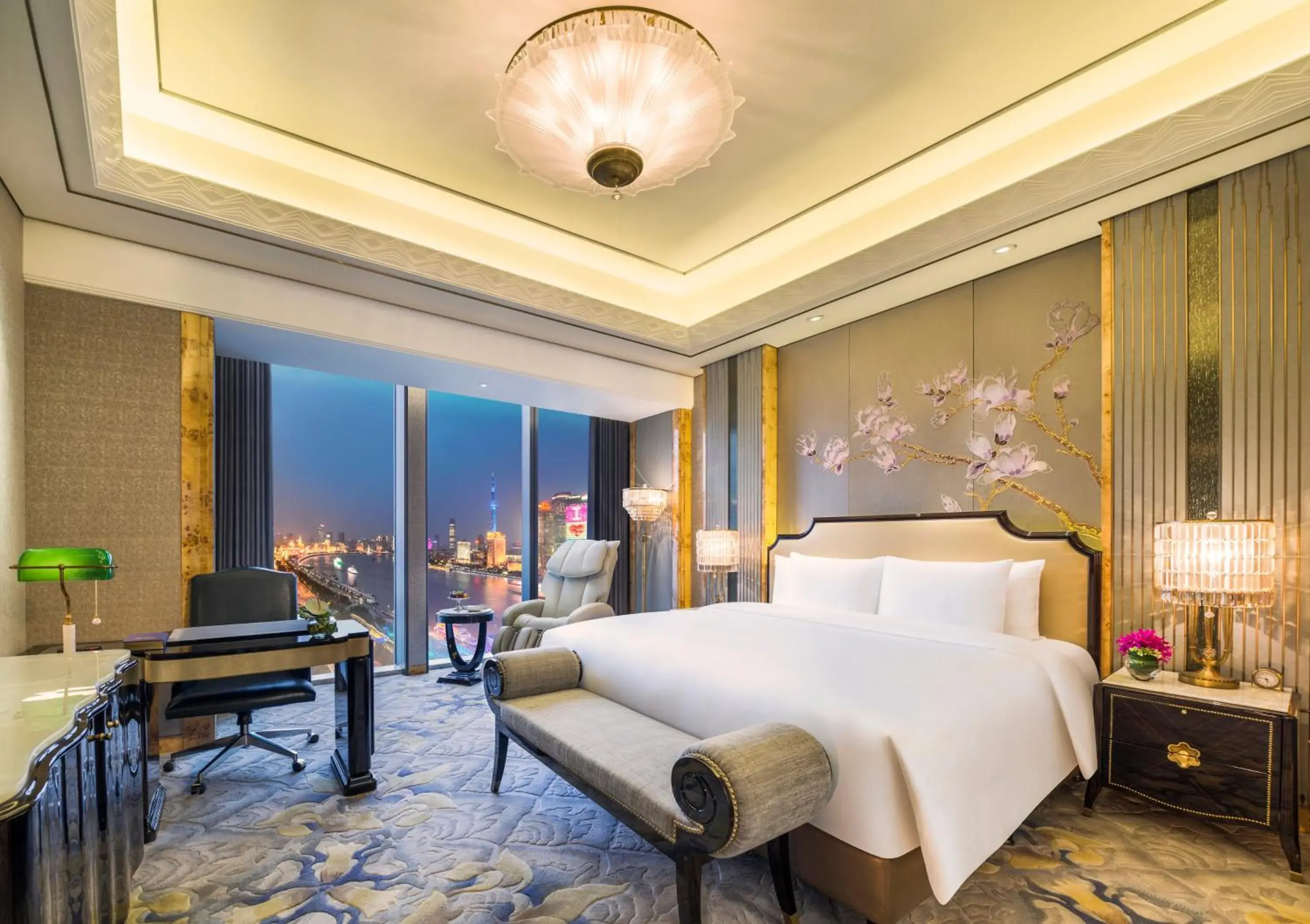 Bed, Room Photo in Wanda Reign on the Bund