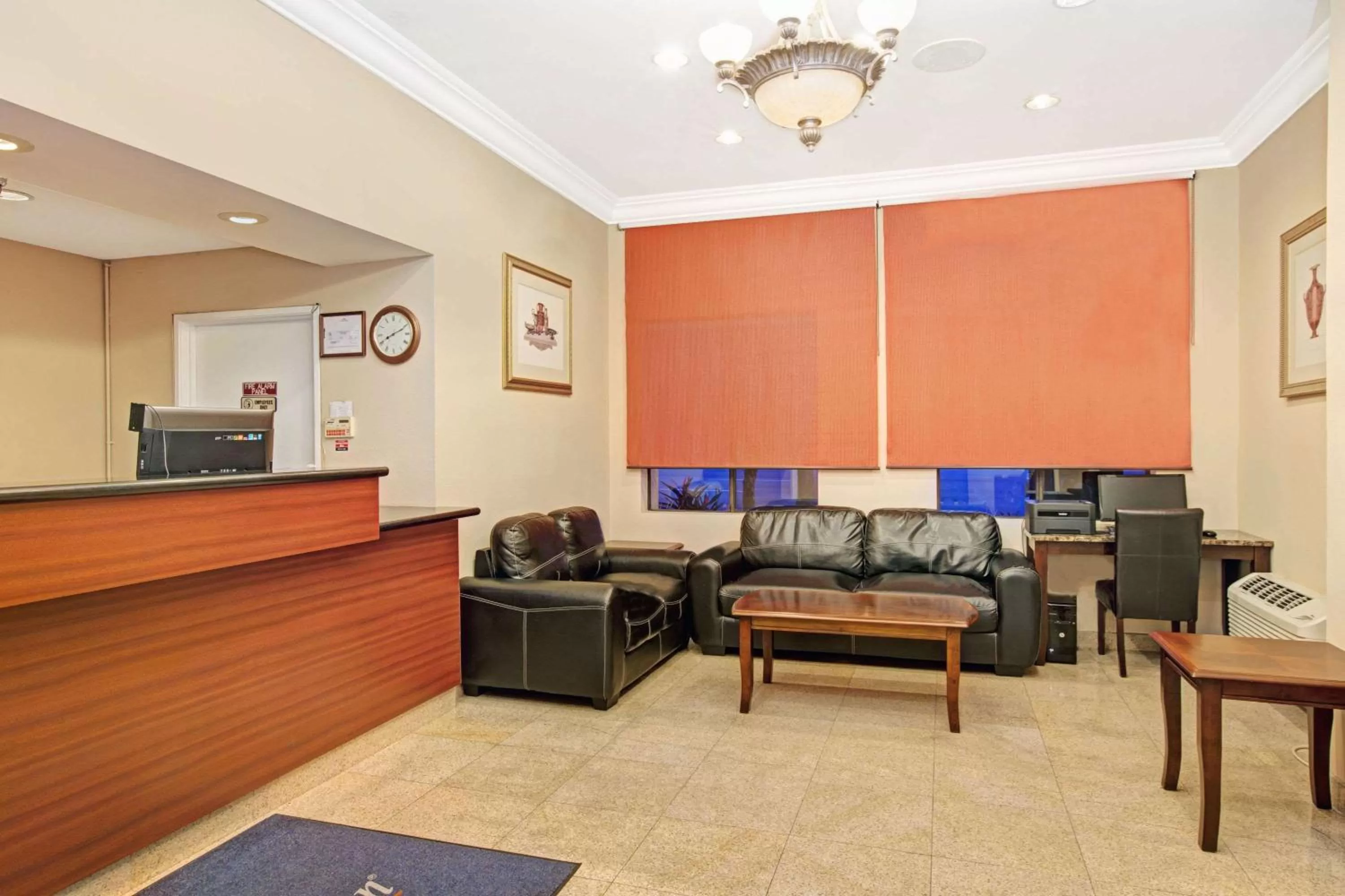 Lobby or reception in Howard Johnson by Wyndham Torrance