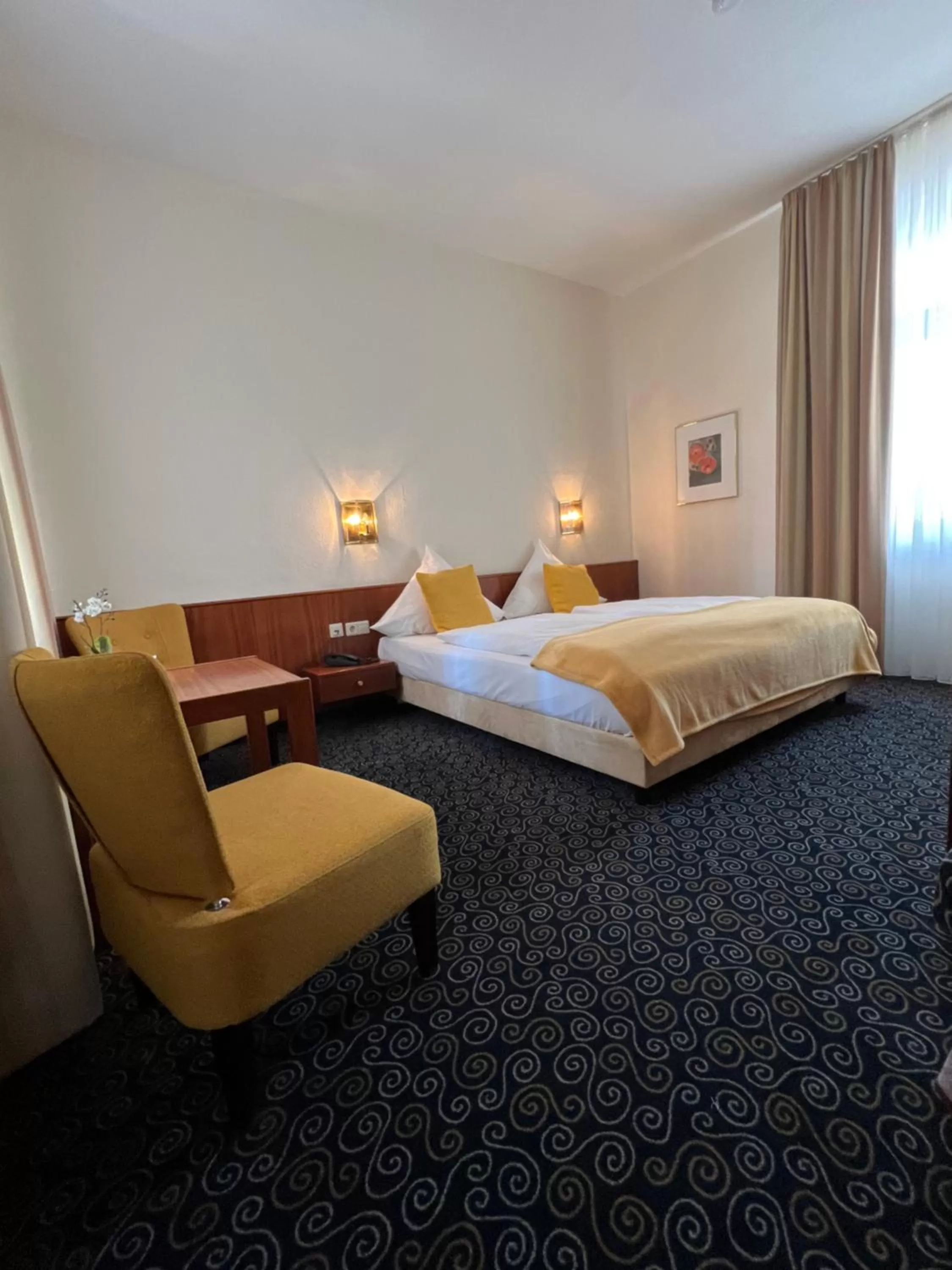 Photo of the whole room, Bed in Stadthotel