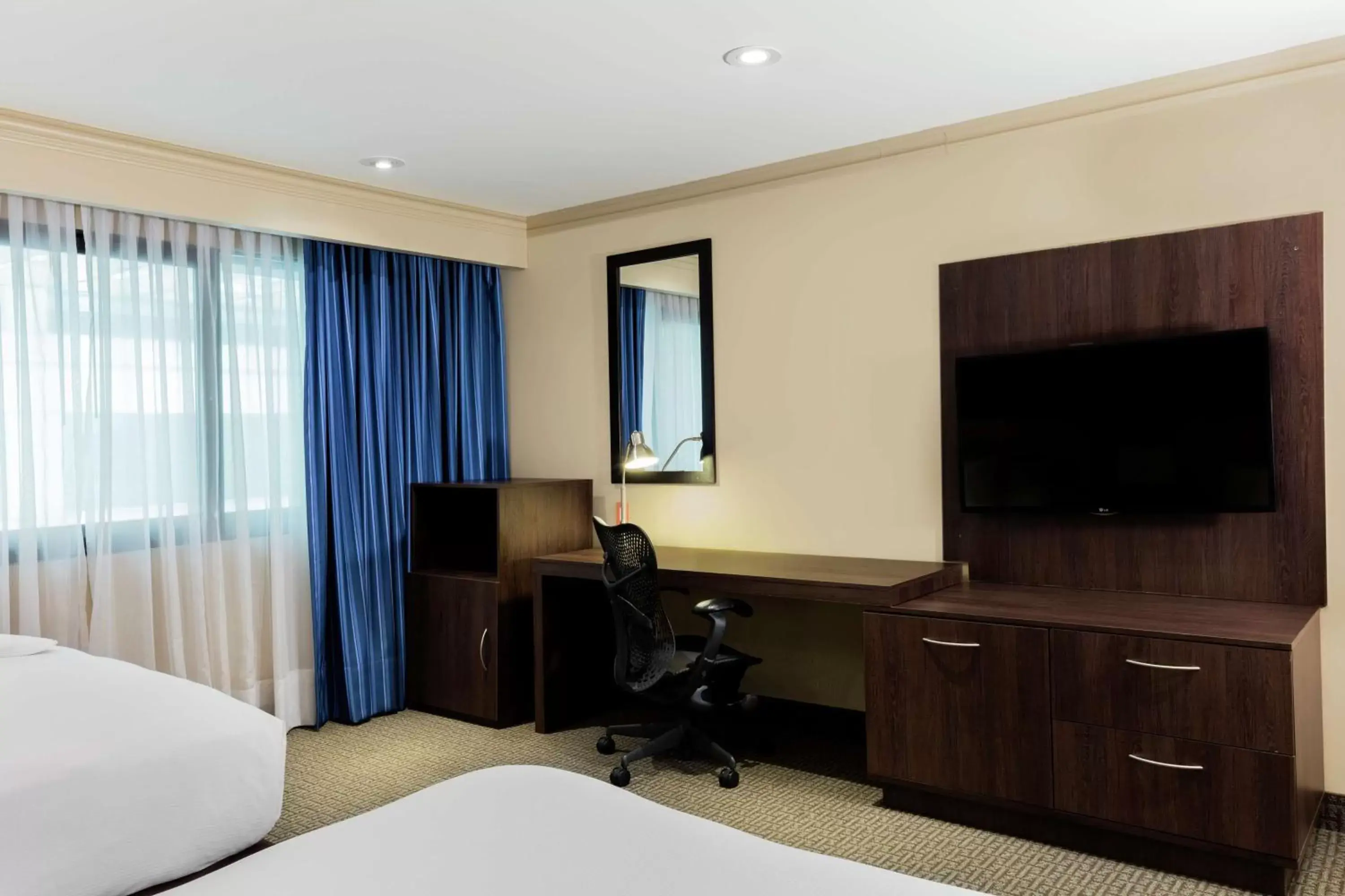 Bedroom, TV/Entertainment Center in Hilton Mexico City Airport