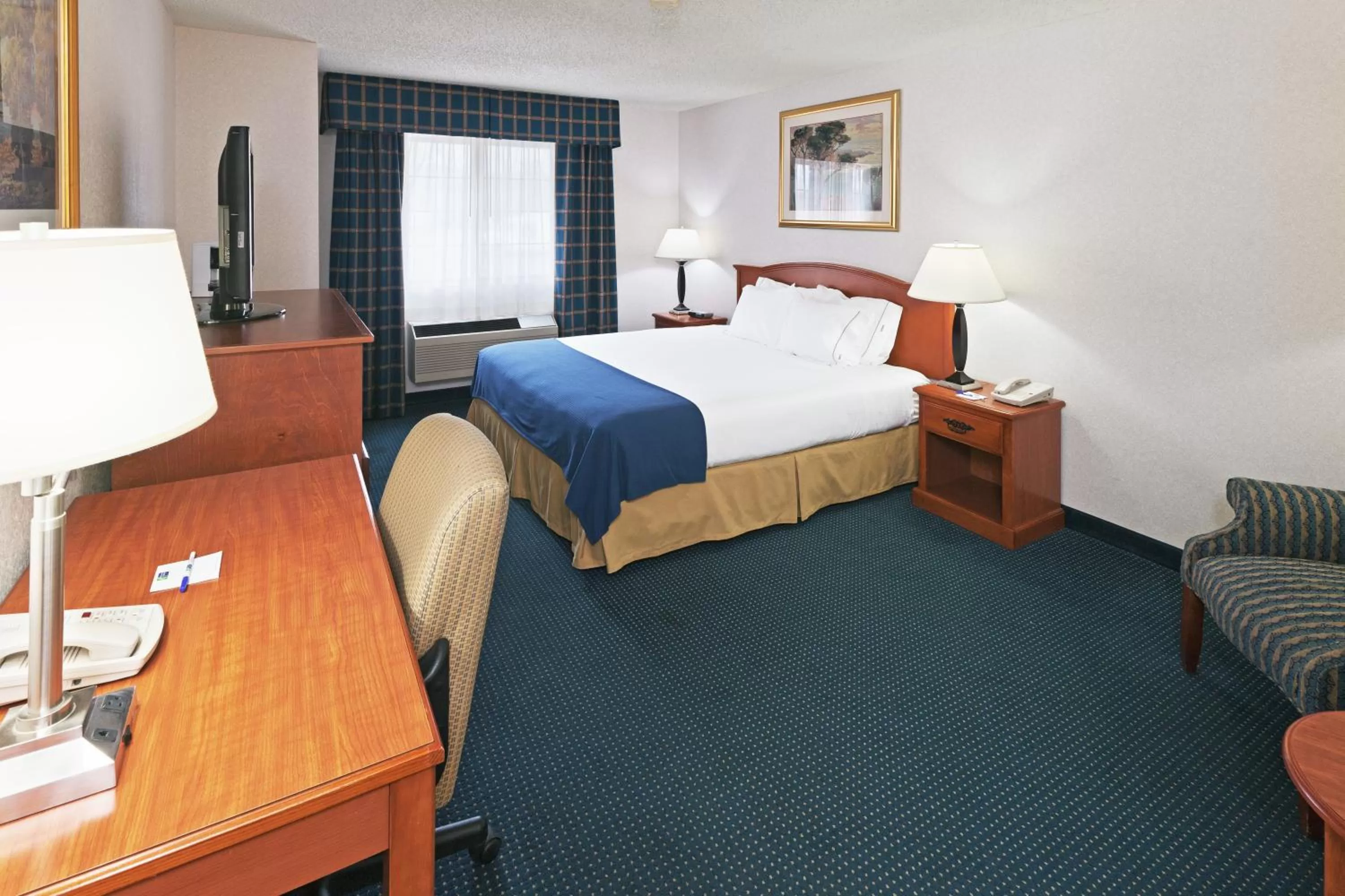Photo of the whole room, Bed in Ramada by Wyndham Santa Fe
