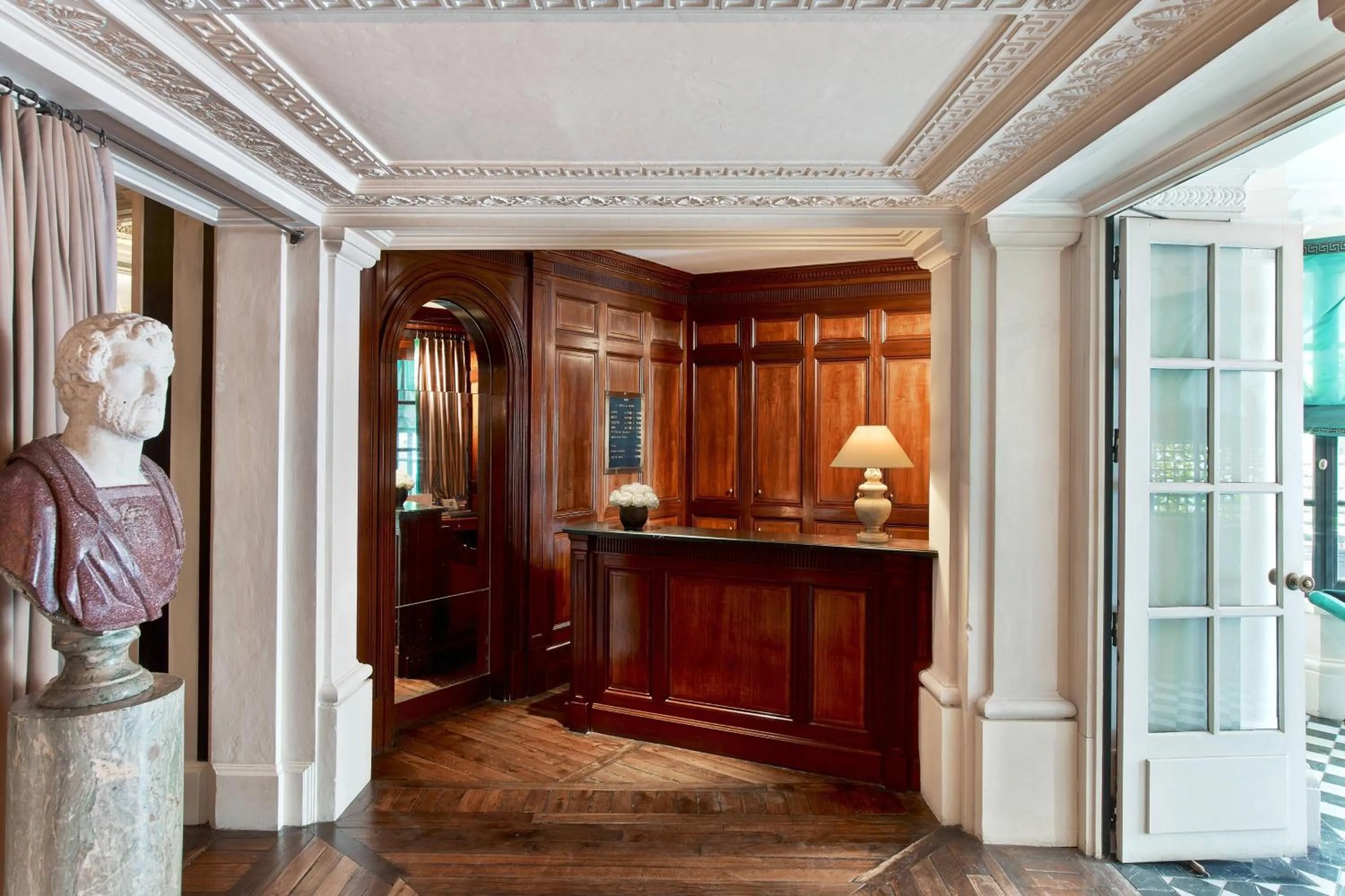 Lobby or reception in Le Dokhan's Paris Arc de Triomphe, a Tribute Portfolio Hotel