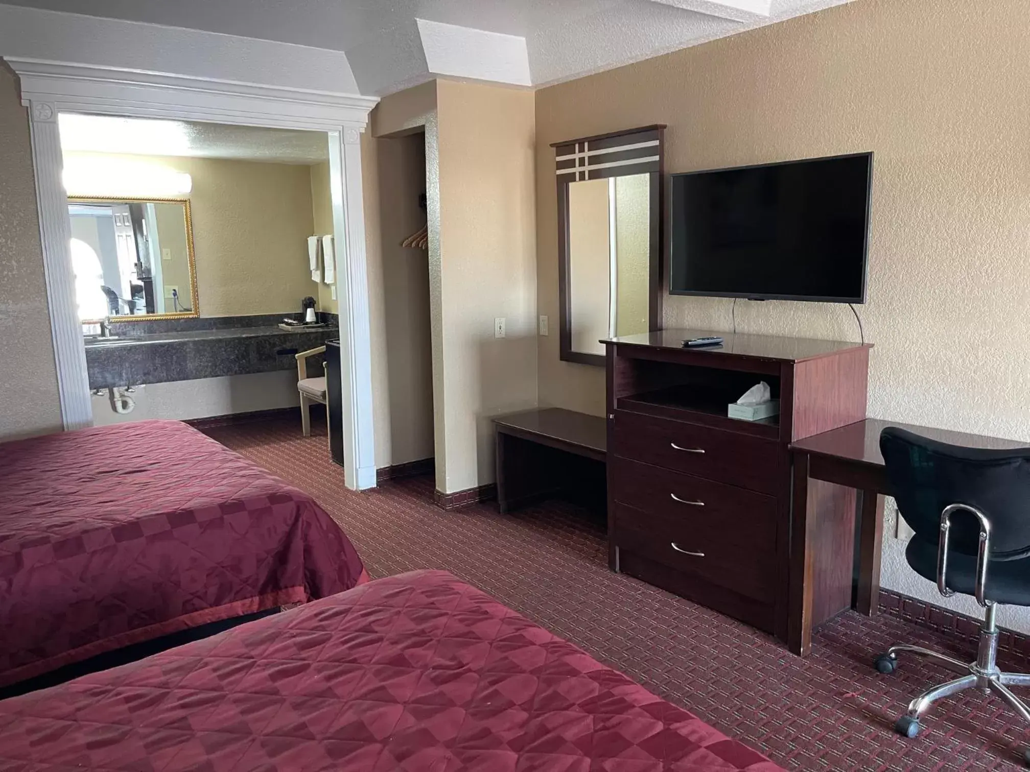 Bedroom, TV/Entertainment Center in Budget Inn and Suites Corpus Christi
