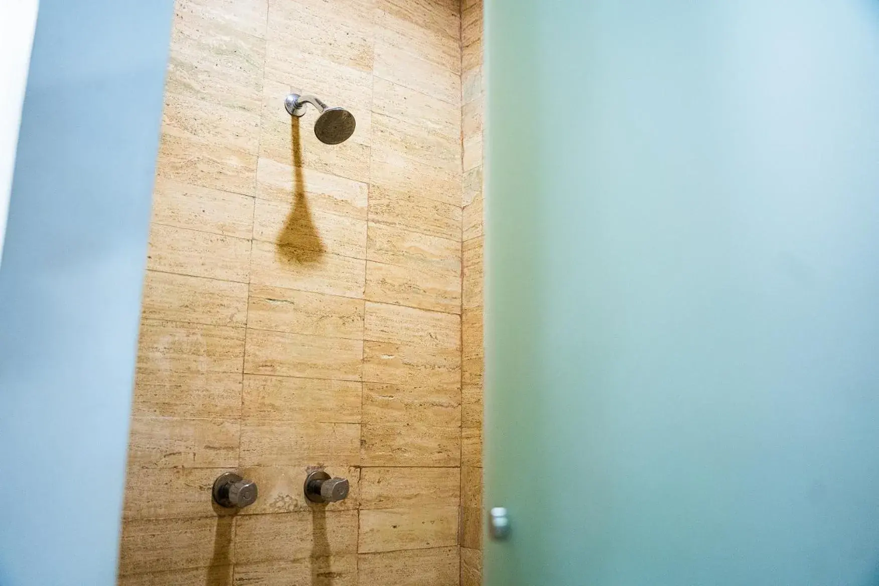 Shower, Bathroom in Hotel San Antonio