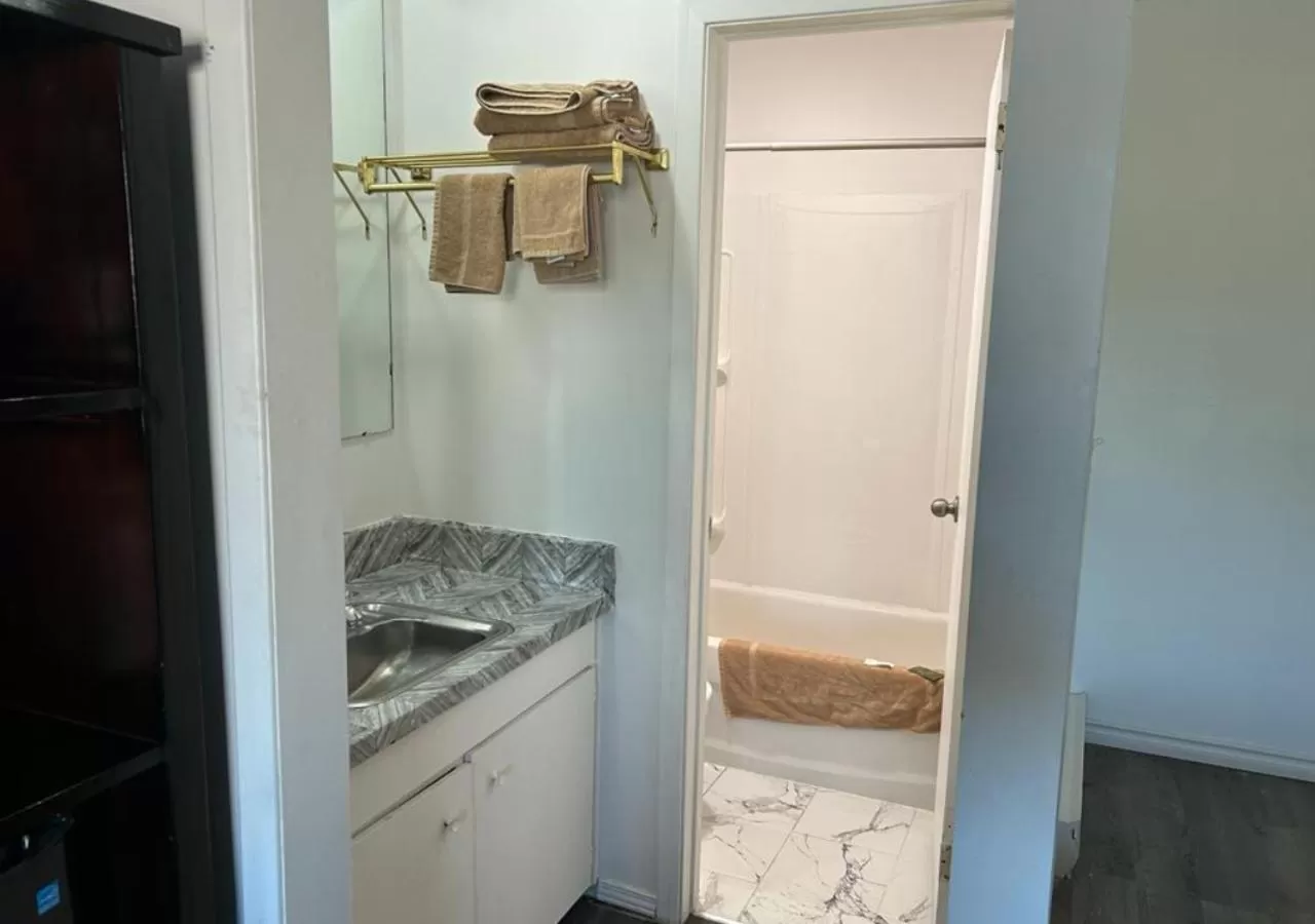 Bathroom in NORTHERN MOTEL