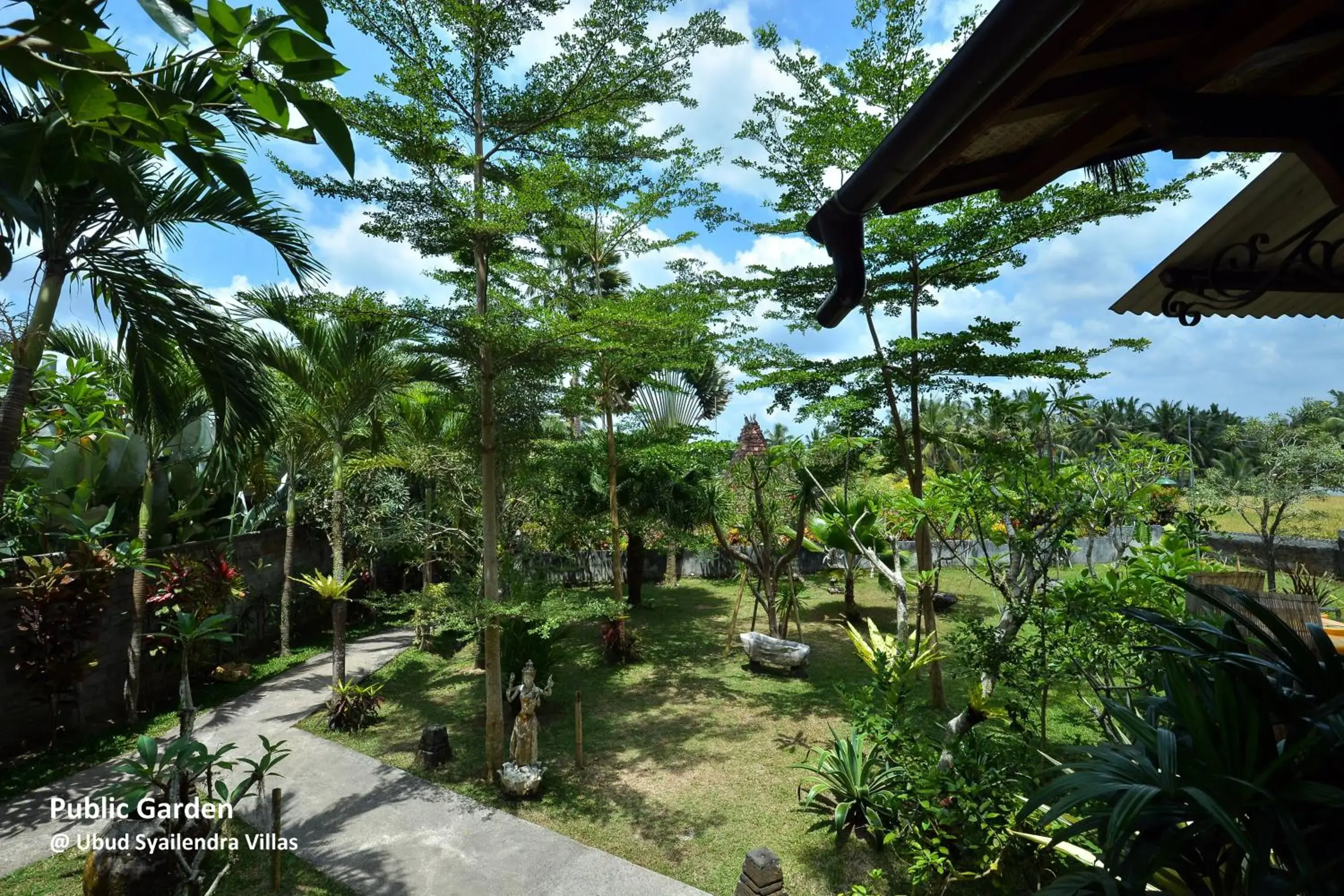 Facade/entrance, Garden in Ubud Syailendra Heritage Villas by EPS