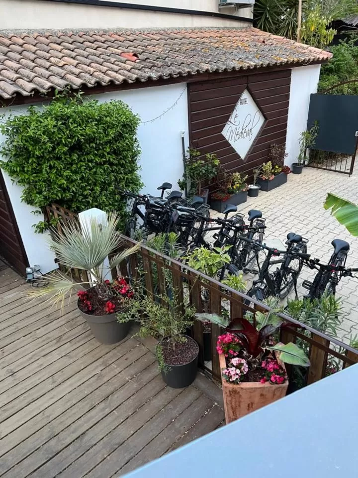 Parking in Hôtel Le Médiéval - Parking inclus & accueil vélo