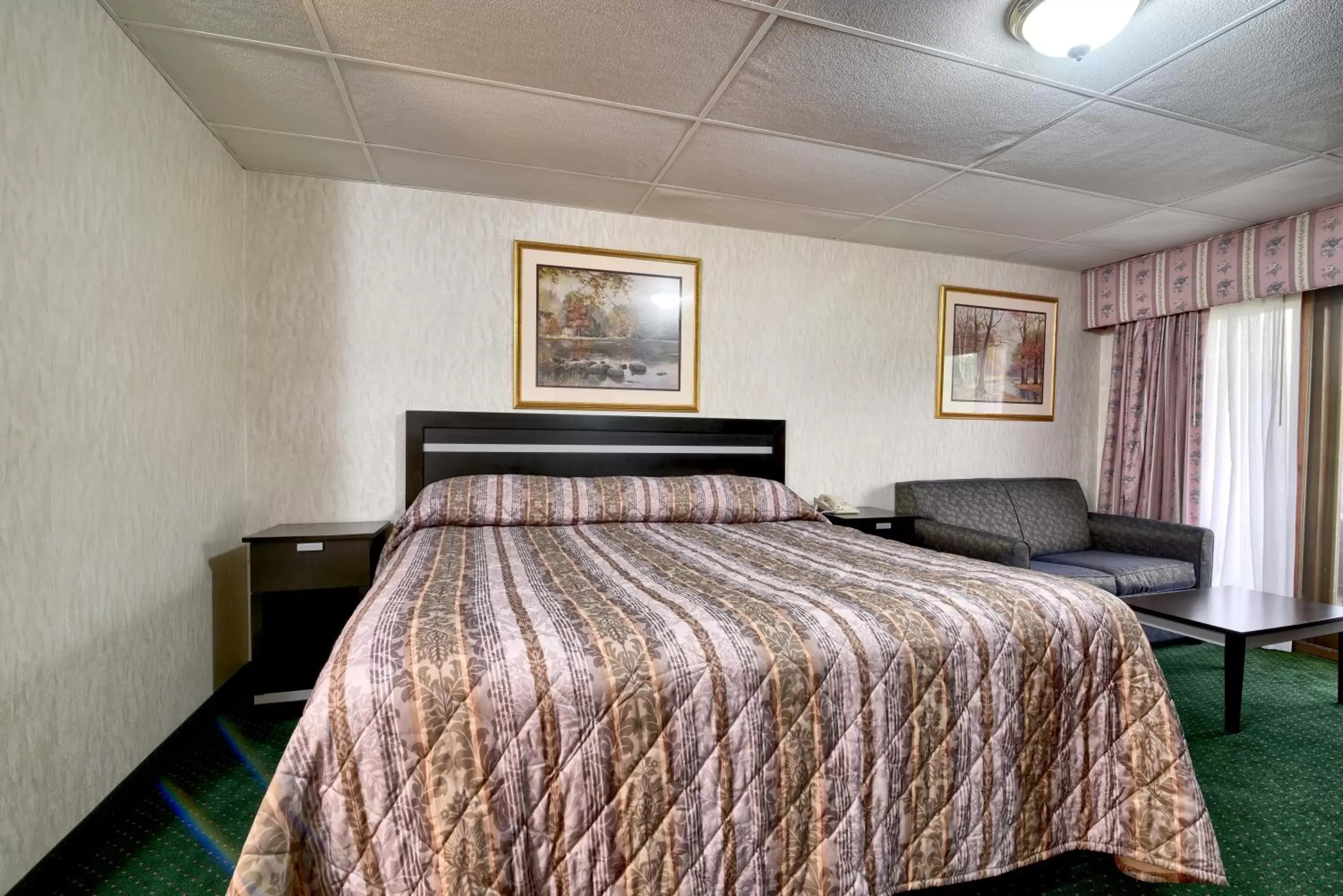 Bed in Roosevelt Inn & Suites Saratoga Springs