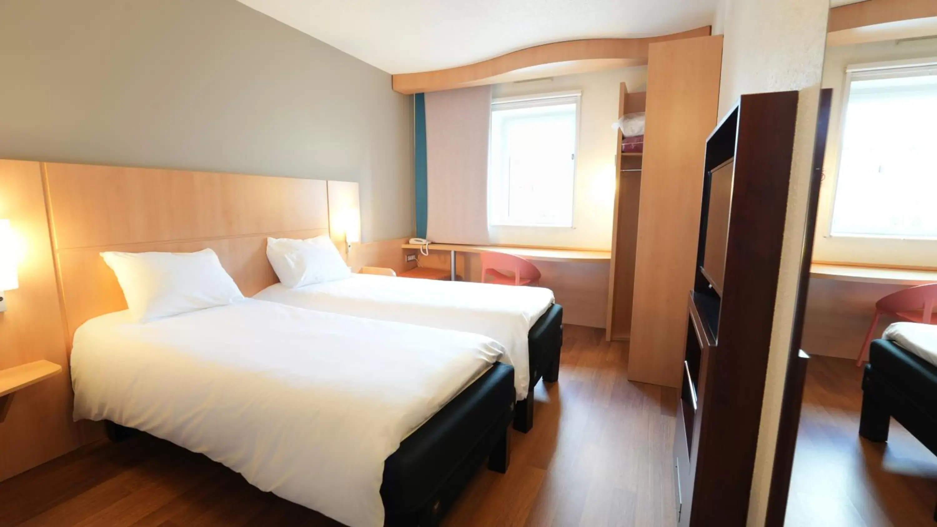 Photo of the whole room, Bed in ibis Vitré Centre