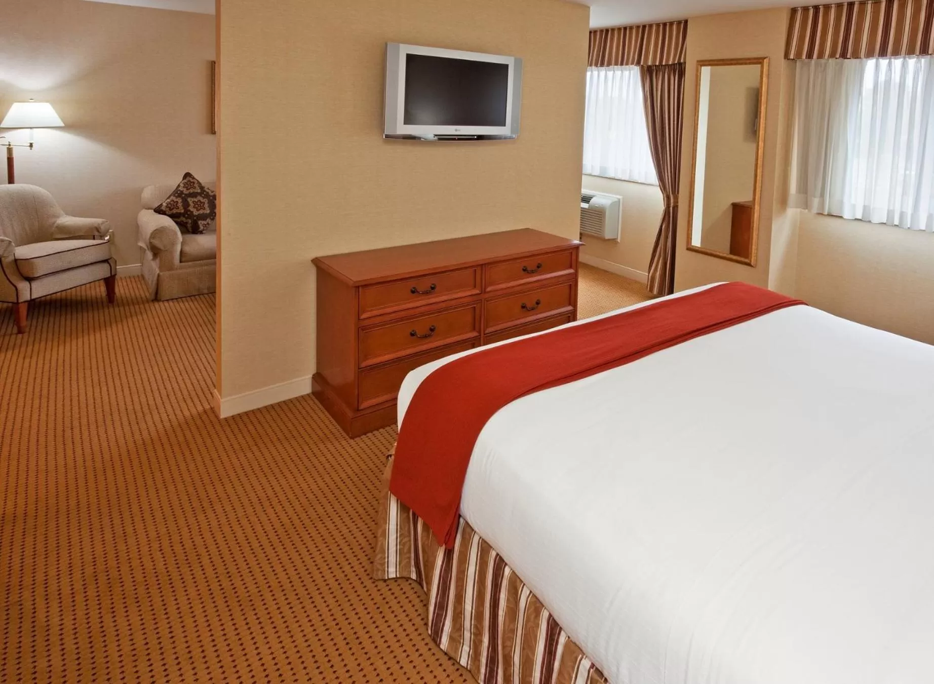 Bedroom, Bed in Rockville Centre Hotel - JFK Airport